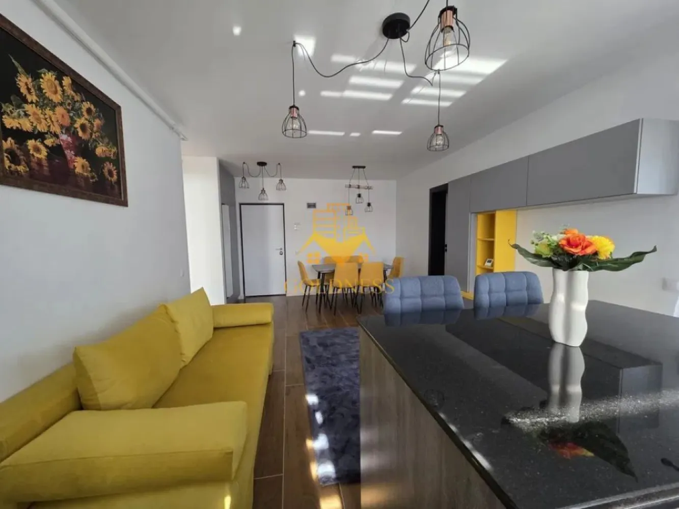 3 camere open space, Premium, Prima Inchiriere, Porii, Eroilor - GOLDNESS Imobiliare vă propune spre închiriere un apartament 3 cu camere complet mobilat și utilat, la etajul 4 într-un imobil de 5 etaje, în Floresti.
Dispune de loc de parcare subteran!
Se află în apropierea stațiilor de transport în comun, magazine, restaurante, spații verzi, farmacii, etc. 

Apartamentul este compartimentat astfel:
 - doua dormitoare cu pat matrimonial, dressing, noptiere
 - living cu bucatarie open space complet utilată și mobilată, canapea extensibilă, loc de servit masa, comoda tv, dressing
 - baie cu dus walk-in, dulap generos pentru depozitare.
 - terasa de 10 mp.

Imobilul este dotat cu toate cele necesare- centrală proprie, frigider, aragaz, hotă, mașină de spălat haine, etc. 

Dacă sunteți interesați de acest apartament și doriți să îl vizionați, dar și pentru alte oferte nu ezitați să ne contactați telefonic sau prin e-mail. Vă stăm la dispoziție!
Pentru intermediere se percepe un comision de 50% din prețul chiriei!