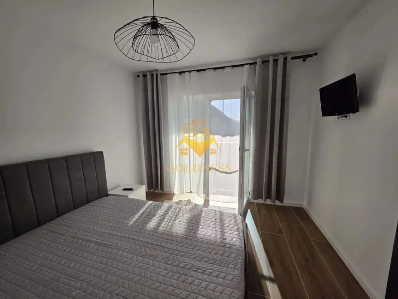 3 camere open space, Premium, Prima Inchiriere, Porii, Eroilor - GOLDNESS Imobiliare vă propune spre închiriere un apartament 3 cu camere complet mobilat și utilat, la etajul 4 într-un imobil de 5 etaje, în Floresti.
Dispune de loc de parcare subteran!
Se află în apropierea stațiilor de transport în comun, magazine, restaurante, spații verzi, farmacii, etc. 

Apartamentul este compartimentat astfel:
 - doua dormitoare cu pat matrimonial, dressing, noptiere
 - living cu bucatarie open space complet utilată și mobilată, canapea extensibilă, loc de servit masa, comoda tv, dressing
 - baie cu dus walk-in, dulap generos pentru depozitare.
 - terasa de 10 mp.

Imobilul este dotat cu toate cele necesare- centrală proprie, frigider, aragaz, hotă, mașină de spălat haine, etc. 

Dacă sunteți interesați de acest apartament și doriți să îl vizionați, dar și pentru alte oferte nu ezitați să ne contactați telefonic sau prin e-mail. Vă stăm la dispoziție!
Pentru intermediere se percepe un comision de 50% din prețul chiriei!