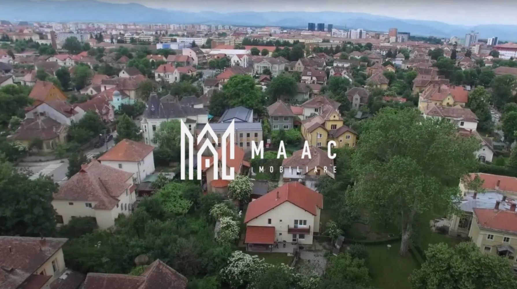 Exclusivitate | Casa individuala | Centru | Teren 628 mp - MAAC Imobiliare are placerea sa va prezinte spre vanzare o vila in exclusivitate, situata in centrul orasului, la doar cateva minute de Piata Mare. Locuinta este desfasurata pe S+P+E fiind compartimentat astfel: Parter: - living cu iesire pe terasa, bucatarie, birou, hol, baie Etaj: - 2 dormitoare, un open space care poate fi transformat in dormitor, baie, dressing Podul casei a fost transformat intr-un dormitor pentru oaspeti, foarte luminos. Terenul aferent acestei proprietati este de 628 mp, amenajata cu gazon. Avantajul major al acestei proprietati o reprezinta intimitatea pe care o ofera pozitia terenului. Pentru mai multe detalii precizati ca ati vazut anuntul cu ID: CP1433641 }}