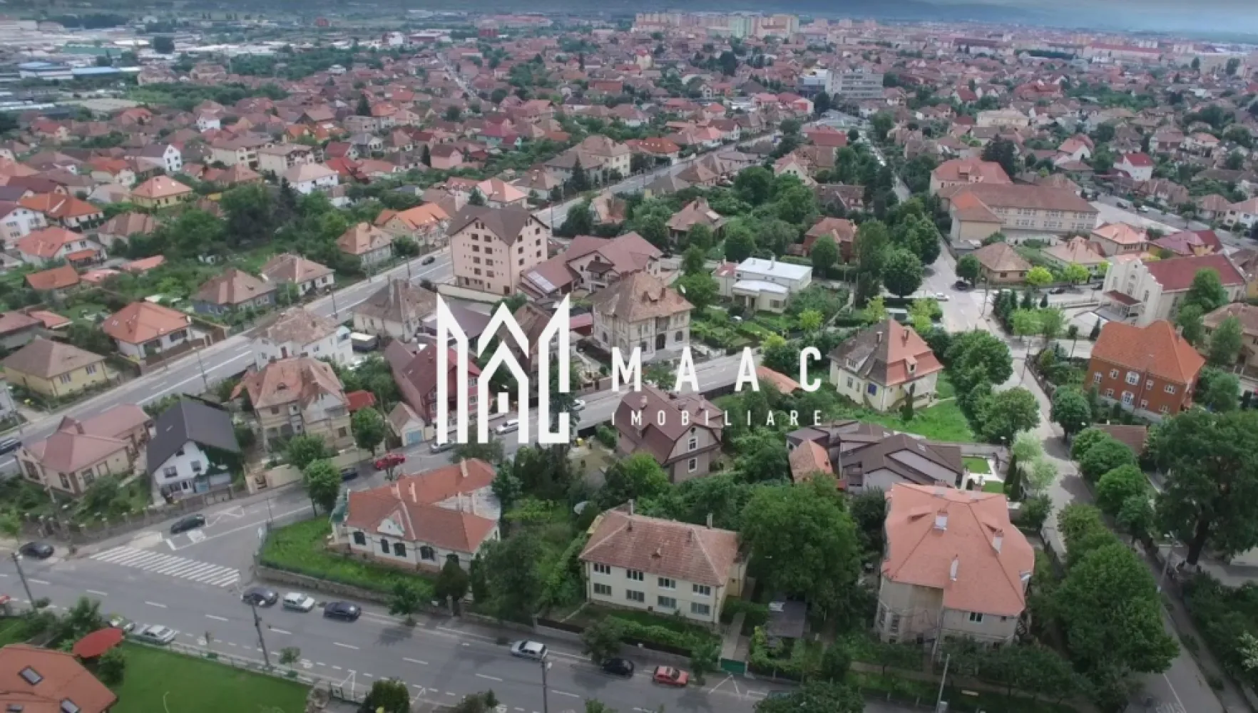 Exclusivitate | Casa individuala | Centru | Teren 628 mp - MAAC Imobiliare are placerea sa va prezinte spre vanzare o vila in exclusivitate, situata in centrul orasului, la doar cateva minute de Piata Mare. Locuinta este desfasurata pe S+P+E fiind compartimentat astfel: Parter: - living cu iesire pe terasa, bucatarie, birou, hol, baie Etaj: - 2 dormitoare, un open space care poate fi transformat in dormitor, baie, dressing Podul casei a fost transformat intr-un dormitor pentru oaspeti, foarte luminos. Terenul aferent acestei proprietati este de 628 mp, amenajata cu gazon. Avantajul major al acestei proprietati o reprezinta intimitatea pe care o ofera pozitia terenului. Pentru mai multe detalii precizati ca ati vazut anuntul cu ID: CP1433641 }}