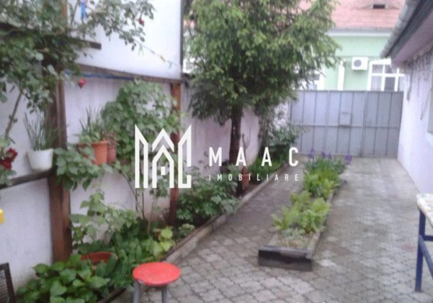 Casa Individuala | Turnisor | 120 MPU | Curte Privata - MAAC Imob va propune spre vanzare o casa individuala in Turnisor. Proprietatea are 5 camere, 2 bai, bucatarie, cămară, anexă, din caramida, 120 mp utili, singur în curte, 2 intrări, acces auto cu poarta fier, fântână de apă, centrala noua 24 kw proprie, calorifere + semineu lemne, curte pietruita cu canal scurgere. Doua dintre camere si o baie au fost amenajate in podul casei, Casa este in apropiere de toate punctele de interes public: magazine alimentare, scoli, gradinite, banci, biserici, statie taxi, aeroport, statie autobuz, etc. Locuinta se poate achizitiona doar cu cash. Pentru mai multe detalii, precizati telefonic ca ati vazut anuntul cu ID: CP1363992 }}