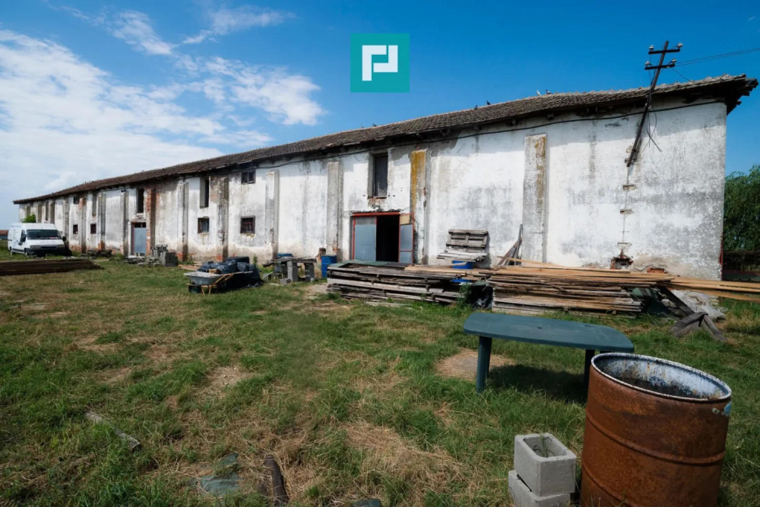 Hală industrială cu teren generos în Zărand, Arad - Hală industrială cu teren generos în Zărand, județul Arad

Oportunitate de investiție 

PropertyLab vă propune spre achiziție o proprietate cu potențial investițional ridicat, situată în localitatea Zărand, județul Arad, cu amplasare strategică la intrarea în localitate și acces direct din drumul principal.

Imobilul este compus dintr-o hală cu suprafață construită de 568 mp, suprafață utilă de 455 mp, amplasată pe un teren generos în suprafață totală de 9.843 mp, oferind multiple posibilități de dezvoltare sau extindere.

Construcția este realizată din cărămidă, cu structură solidă de rezistență din beton armat (fundație și stâlpi), fiind adecvată pentru activități industriale, logistice sau de depozitare.

Caracteristici și facilități:
-acces facil direct din șoseaua principală
-acces TIR
-curte generoasă cu posibilitate de parcare
-curent trifazic
-utilități disponibile: apă, curent electric, canalizare

Datorită poziționării și suprafeței terenului, proprietatea reprezintă o alegere excelentă pentru investitori sau antreprenori în căutarea unui spațiu funcțional, bine conectat și ușor accesibil.

Pentru informații suplimentare și programarea unei vizionări, echipa PropertyLab vă stă la dispoziție.

Andreea Covaci
Consultant Imobiliar PropertyLab
+40751479311

Radu Mitran - Consultant imobiliar PropertyLab
+40751621035
E-mail: radu.mitran@propertylab.ro

CP2840305