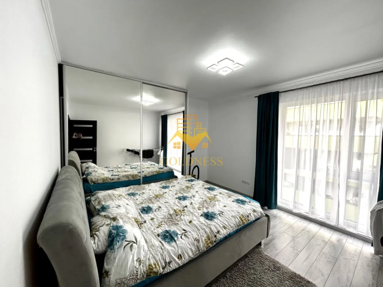 2 camere open space, Parcare, Modern, OMV, Mega Image, Europa - GOLDNESS Imobiliare vă propune spre închiriere un apartament cu 2 camere complet mobilat și utilat, la etajul 2 într-un imobil de 5 etaje, în Cartierul Europa.
Dispune de loc de parcare subteran!
Se află în apropierea stațiilor de transport în comun, magazine, restaurante, spații verzi, farmacii, etc. 

Apartamentul este compartimentat astfel:
 - dormitor cu pat matrimonial, dressing, noptiere
 - living cu bucatarie open space complet utilată și mobilată, canapea extensibilă, loc de servit masa 
 - baie cu cada, calorifer port prosop și dulap pentru depozitare.
 - balcon de 5 mp.

Imobilul este dotat cu toate cele necesare- centrală proprie, frigider, aragaz, hotă, mașină de spălat haine, etc. 

Dacă sunteți interesați de acest apartament și doriți să îl vizionați, dar și pentru alte oferte nu ezitați să ne contactați telefonic sau prin e-mail. Vă stăm la dispoziție!
Pentru intermediere se percepe un comision de 50% din prețul chiriei!