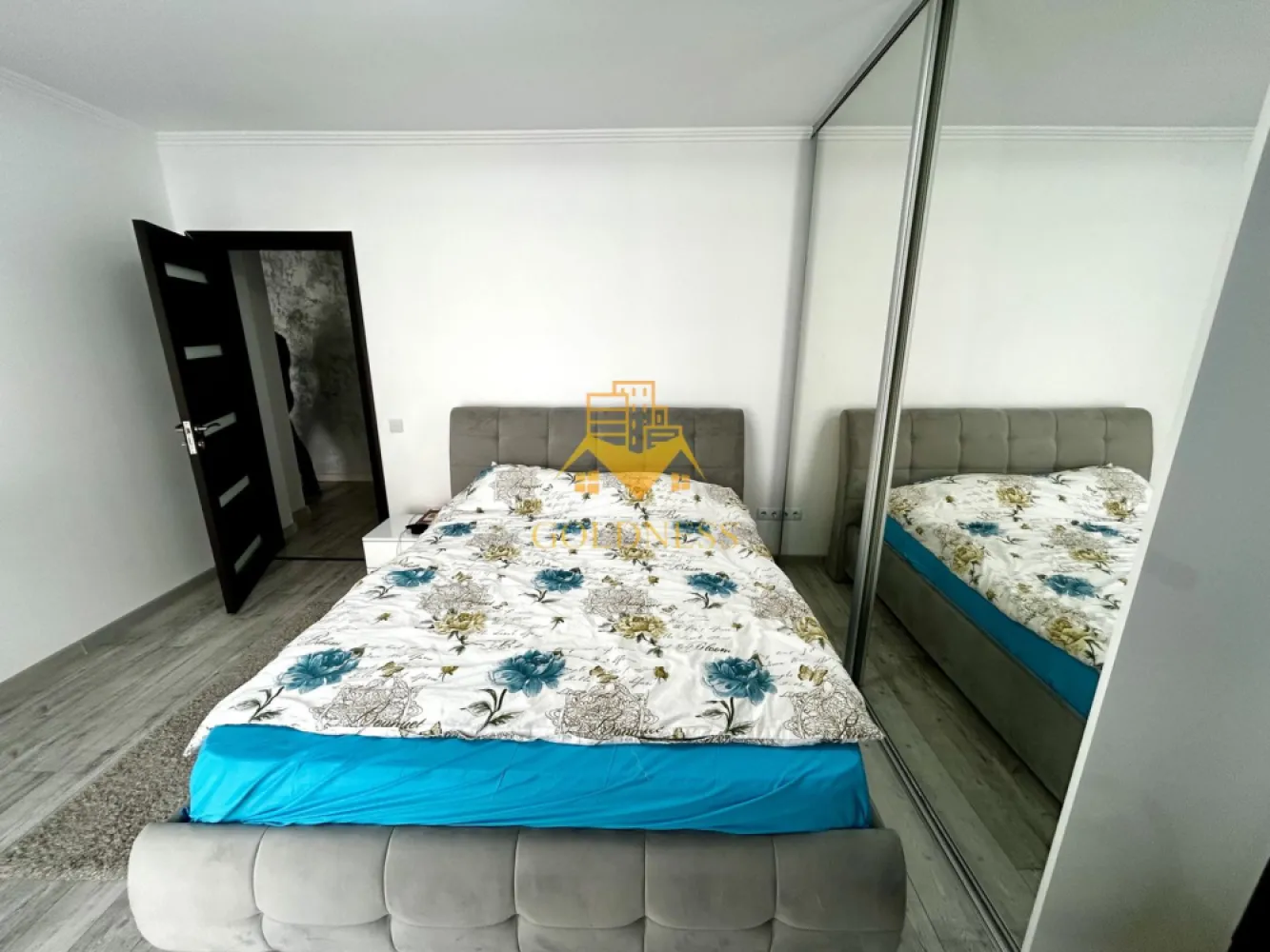 2 camere open space, Parcare, Modern, OMV, Mega Image, Europa - GOLDNESS Imobiliare vă propune spre închiriere un apartament cu 2 camere complet mobilat și utilat, la etajul 2 într-un imobil de 5 etaje, în Cartierul Europa.
Dispune de loc de parcare subteran!
Se află în apropierea stațiilor de transport în comun, magazine, restaurante, spații verzi, farmacii, etc. 

Apartamentul este compartimentat astfel:
 - dormitor cu pat matrimonial, dressing, noptiere
 - living cu bucatarie open space complet utilată și mobilată, canapea extensibilă, loc de servit masa 
 - baie cu cada, calorifer port prosop și dulap pentru depozitare.
 - balcon de 5 mp.

Imobilul este dotat cu toate cele necesare- centrală proprie, frigider, aragaz, hotă, mașină de spălat haine, etc. 

Dacă sunteți interesați de acest apartament și doriți să îl vizionați, dar și pentru alte oferte nu ezitați să ne contactați telefonic sau prin e-mail. Vă stăm la dispoziție!
Pentru intermediere se percepe un comision de 50% din prețul chiriei!