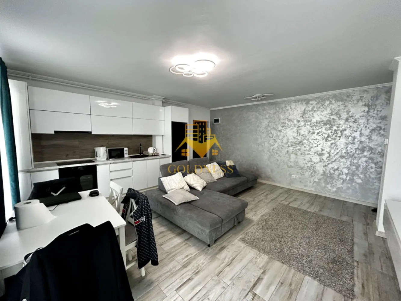 2 camere open space, Parcare, Modern, OMV, Mega Image, Europa - GOLDNESS Imobiliare vă propune spre închiriere un apartament cu 2 camere complet mobilat și utilat, la etajul 2 într-un imobil de 5 etaje, în Cartierul Europa.
Dispune de loc de parcare subteran!
Se află în apropierea stațiilor de transport în comun, magazine, restaurante, spații verzi, farmacii, etc. 

Apartamentul este compartimentat astfel:
 - dormitor cu pat matrimonial, dressing, noptiere
 - living cu bucatarie open space complet utilată și mobilată, canapea extensibilă, loc de servit masa 
 - baie cu cada, calorifer port prosop și dulap pentru depozitare.
 - balcon de 5 mp.

Imobilul este dotat cu toate cele necesare- centrală proprie, frigider, aragaz, hotă, mașină de spălat haine, etc. 

Dacă sunteți interesați de acest apartament și doriți să îl vizionați, dar și pentru alte oferte nu ezitați să ne contactați telefonic sau prin e-mail. Vă stăm la dispoziție!
Pentru intermediere se percepe un comision de 50% din prețul chiriei!