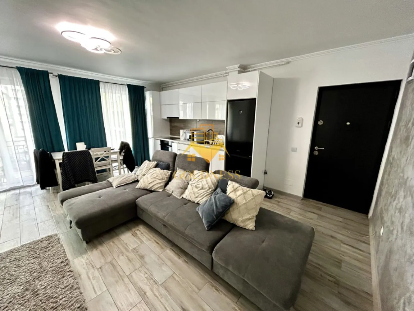 2 camere open space, Parcare, Modern, OMV, Mega Image, Europa - GOLDNESS Imobiliare vă propune spre închiriere un apartament cu 2 camere complet mobilat și utilat, la etajul 2 într-un imobil de 5 etaje, în Cartierul Europa.
Dispune de loc de parcare subteran!
Se află în apropierea stațiilor de transport în comun, magazine, restaurante, spații verzi, farmacii, etc. 

Apartamentul este compartimentat astfel:
 - dormitor cu pat matrimonial, dressing, noptiere
 - living cu bucatarie open space complet utilată și mobilată, canapea extensibilă, loc de servit masa 
 - baie cu cada, calorifer port prosop și dulap pentru depozitare.
 - balcon de 5 mp.

Imobilul este dotat cu toate cele necesare- centrală proprie, frigider, aragaz, hotă, mașină de spălat haine, etc. 

Dacă sunteți interesați de acest apartament și doriți să îl vizionați, dar și pentru alte oferte nu ezitați să ne contactați telefonic sau prin e-mail. Vă stăm la dispoziție!
Pentru intermediere se percepe un comision de 50% din prețul chiriei!