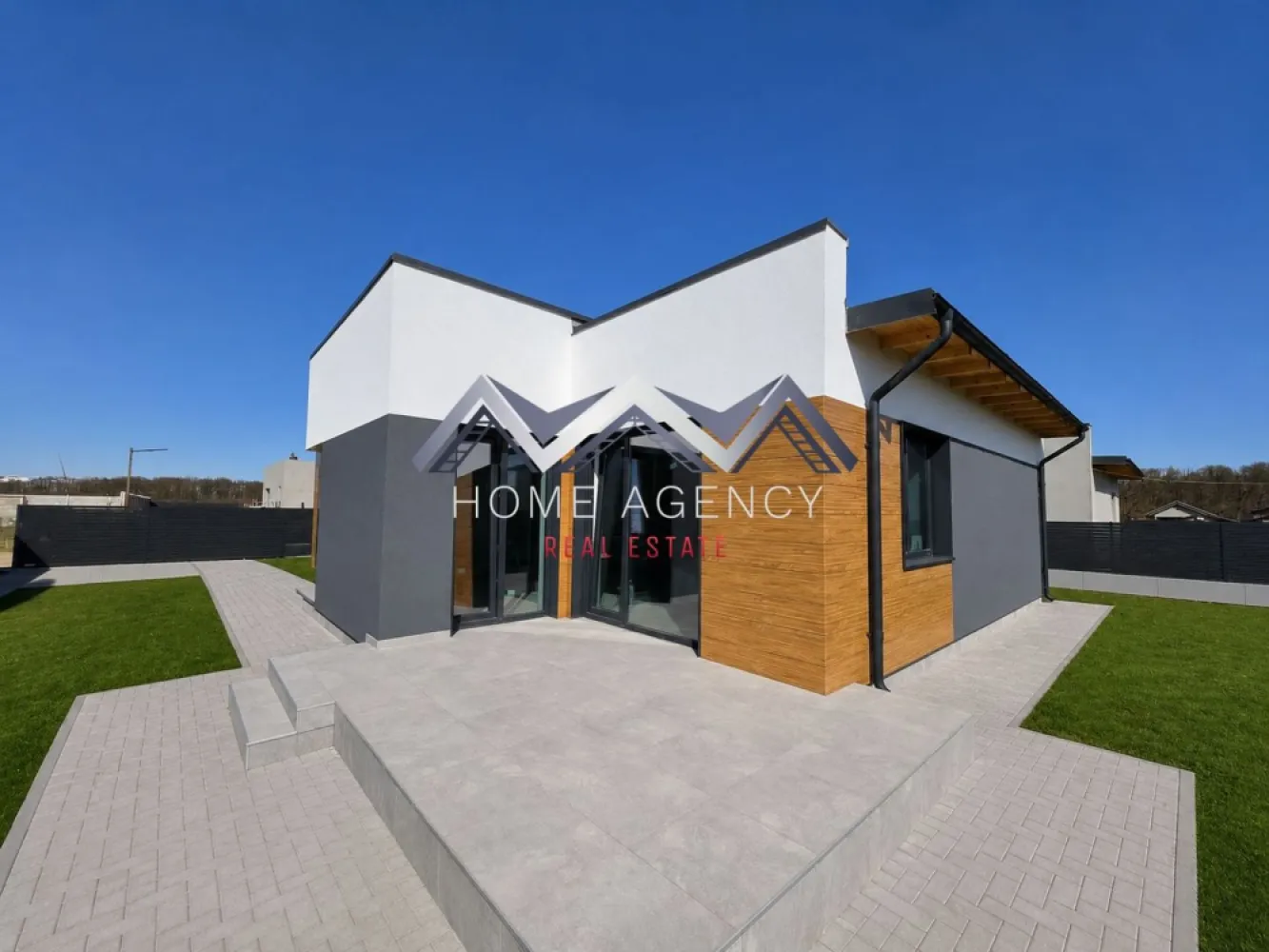 Casa pe parter | Balotești, lângă pădure - Vă propunem, spre vânzare, o casă individuală pe parter, parte dintr-un nou proiect rezidențial amplasat în Balotești, într-o zonă liniștită, lângă pădure, și în apropierea principalelor puncte de interes din Nordul Capitalei. Locuința are o suprafață utilă de 124,64 mp și o suprafață construită desfășurată de 172,8 mp, fiind amplasată pe un teren de 420 mp (disponibilă și în varianta cu 508 mp teren, preț diferit). 

Compartimentarea interioară este una eficientă și echilibrată:
* Living spațios de 27,74 mp, cu lumină naturală abundentă, ce permite amenajarea atât a unei zone de relaxare, cât și de dining.
* Bucătărie de 15,51 mp, retrasă față de zona de zi și cu acces direct către terasă. La cerere, aceasta poate fi închisă complet.
* Trei dormitoare, dintre care unul matrimonial cu baie proprie și dressing, iar celelalte două deservite de o baie.
* Cameră tehnică dedicată pentru centrală și multiple spații de depozitare.
* Două băi moderne și spațioase, gândite pentru utilizare practică.

Construcția este realizată din cărămidă Porotherm de 30 cm, izolată la exterior cu polistiren de 15 cm, și este echipată cu geamuri tripan 4 Season, placă de beton peste parter și acoperiș din tablă tip Lindab, oferind durabilitate și confort termic ridicat. Încălzirea este integral în pardoseală, cu distribuitor separat pentru fiecare cameră, iar curtea se predă complet amenajată. În plus, casa se predă cu finisaje și obiecte sanitare de calitate, alese de viitorul proprietar, pentru a se potrivi perfect gusturilor și nevoilor familiei.

Poziționarea reprezintă un avantaj major: locuința se află în proximitatea pădurii Balotești, într-un cadru natural aerisit, dar în același timp aproape de magazine, școli, grădinițe și mijloace de transport. Accesul facil către DN1 și zona de Nord a Bucureștiului face ca această casă să fie alegerea ideală pentru familiile care își doresc atât liniște și intimitate, cât și conectivitate rapidă la oraș.

Programează acum o vizionare!