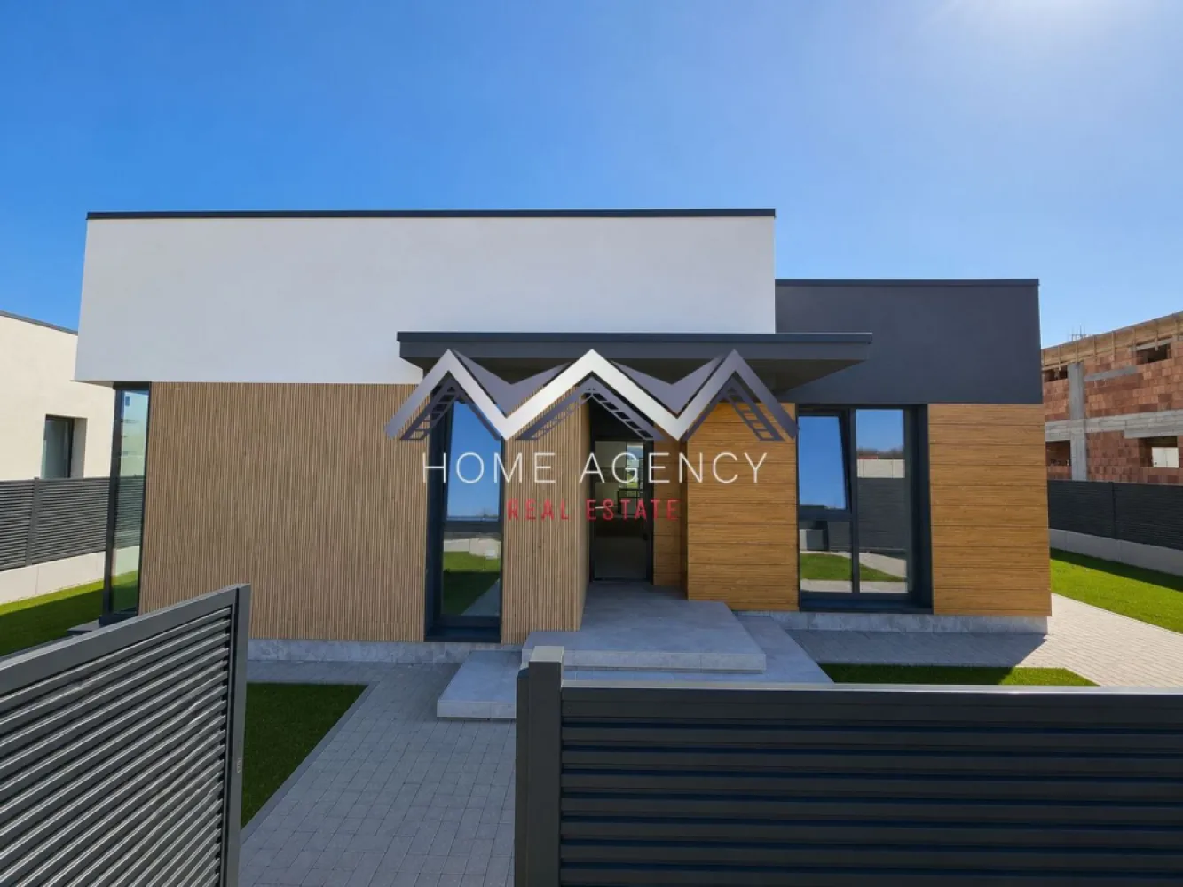 Casa pe parter | Balotești, lângă pădure - Vă propunem, spre vânzare, o casă individuală pe parter, parte dintr-un nou proiect rezidențial amplasat în Balotești, într-o zonă liniștită, lângă pădure, și în apropierea principalelor puncte de interes din Nordul Capitalei. Locuința are o suprafață utilă de 124,64 mp și o suprafață construită desfășurată de 172,8 mp, fiind amplasată pe un teren de 420 mp (disponibilă și în varianta cu 508 mp teren, preț diferit). 

Compartimentarea interioară este una eficientă și echilibrată:
* Living spațios de 27,74 mp, cu lumină naturală abundentă, ce permite amenajarea atât a unei zone de relaxare, cât și de dining.
* Bucătărie de 15,51 mp, retrasă față de zona de zi și cu acces direct către terasă. La cerere, aceasta poate fi închisă complet.
* Trei dormitoare, dintre care unul matrimonial cu baie proprie și dressing, iar celelalte două deservite de o baie.
* Cameră tehnică dedicată pentru centrală și multiple spații de depozitare.
* Două băi moderne și spațioase, gândite pentru utilizare practică.

Construcția este realizată din cărămidă Porotherm de 30 cm, izolată la exterior cu polistiren de 15 cm, și este echipată cu geamuri tripan 4 Season, placă de beton peste parter și acoperiș din tablă tip Lindab, oferind durabilitate și confort termic ridicat. Încălzirea este integral în pardoseală, cu distribuitor separat pentru fiecare cameră, iar curtea se predă complet amenajată. În plus, casa se predă cu finisaje și obiecte sanitare de calitate, alese de viitorul proprietar, pentru a se potrivi perfect gusturilor și nevoilor familiei.

Poziționarea reprezintă un avantaj major: locuința se află în proximitatea pădurii Balotești, într-un cadru natural aerisit, dar în același timp aproape de magazine, școli, grădinițe și mijloace de transport. Accesul facil către DN1 și zona de Nord a Bucureștiului face ca această casă să fie alegerea ideală pentru familiile care își doresc atât liniște și intimitate, cât și conectivitate rapidă la oraș.

Programează acum o vizionare!