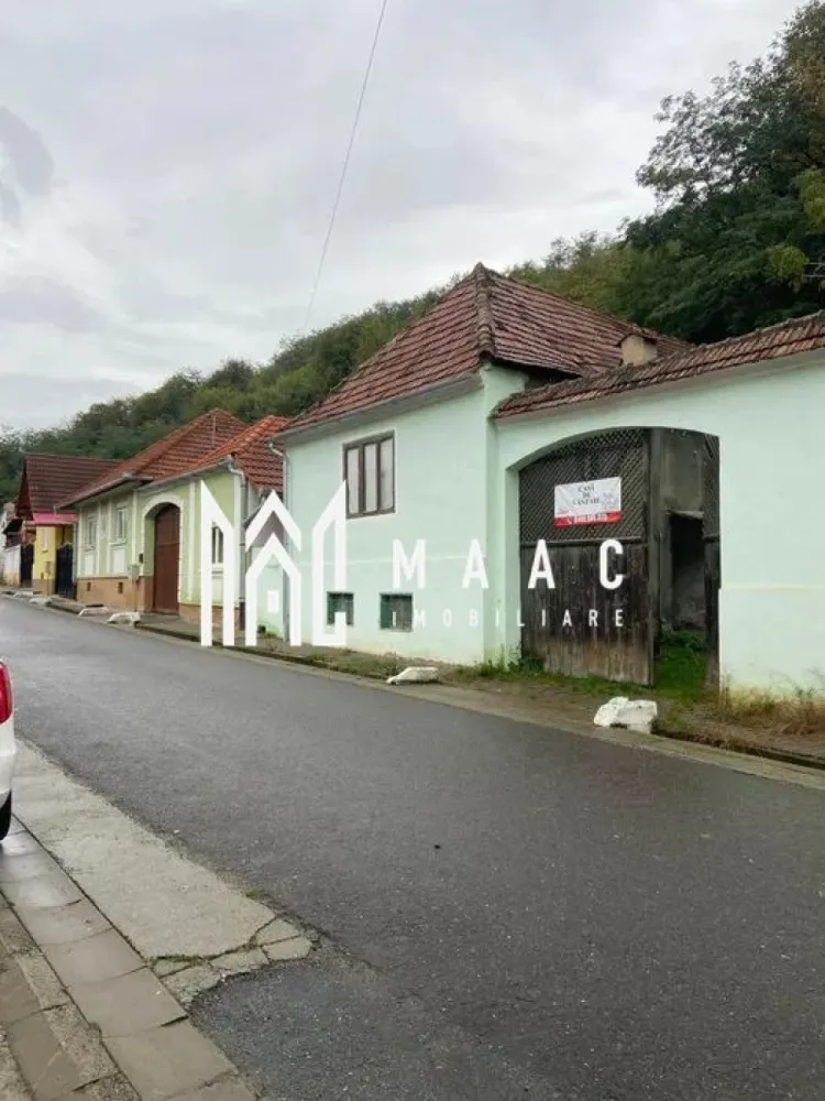 Casa Individuala I 4 Camere I 838mp Teren I Seica Mica - Se oferă spre vânzare o proprietate ideală pentru cei care își doresc liniștea și autenticitatea vieții la țară, fără a renunța la accesul facil către oraș.

Situată în comuna Șeica Mică, la aproximativ 24 km de Mediaș și 35 km de Sibiu, proprietatea oferă echilibrul perfect între confortul unei locații accesibile și atmosfera relaxantă a mediului rural.

Detalii proprietate:
Suprafață teren: 838 mp
Curte generoasă, cu multiple posibilități de amenajare

Avantaje:
Ideală pentru locuință permanentă
Potrivită ca și casă de vacanță sau refugiu de weekend
Zonă liniștită, cu atmosferă autentică de sat transilvănean
Acces facil către Sibiu și Mediaș
Potențial pentru renovare și personalizare după propriul stil

Potrivită pentru:
Familii care caută liniște și spațiu
Persoane care doresc să evadeze din agitația urbană
Investiție într-o proprietate cu specific rural și teren generos

O proprietate cu farmec autentic, poziționată într-o zonă liniștită și accesibilă, ideală pentru cei care apreciază spațiul, natura și ritmul relaxat al vieții la țară.

Pentru informati si vizionari: CP2863560