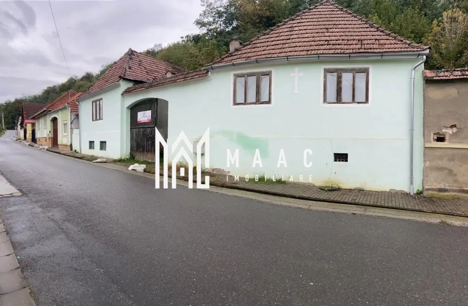 Casa Individuala I 4 Camere I 838mp Teren I Seica Mica - Se oferă spre vânzare o proprietate ideală pentru cei care își doresc liniștea și autenticitatea vieții la țară, fără a renunța la accesul facil către oraș.

Situată în comuna Șeica Mică, la aproximativ 24 km de Mediaș și 35 km de Sibiu, proprietatea oferă echilibrul perfect între confortul unei locații accesibile și atmosfera relaxantă a mediului rural.

Detalii proprietate:
Suprafață teren: 838 mp
Curte generoasă, cu multiple posibilități de amenajare

Avantaje:
Ideală pentru locuință permanentă
Potrivită ca și casă de vacanță sau refugiu de weekend
Zonă liniștită, cu atmosferă autentică de sat transilvănean
Acces facil către Sibiu și Mediaș
Potențial pentru renovare și personalizare după propriul stil

Potrivită pentru:
Familii care caută liniște și spațiu
Persoane care doresc să evadeze din agitația urbană
Investiție într-o proprietate cu specific rural și teren generos

O proprietate cu farmec autentic, poziționată într-o zonă liniștită și accesibilă, ideală pentru cei care apreciază spațiul, natura și ritmul relaxat al vieții la țară.

Pentru informati si vizionari: CP2863560