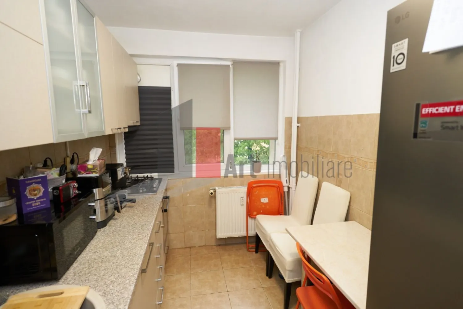 Vânzare apartament 2 camere - metrou Dristor- IOR - Vă propun spre achiziție un apartament semidecomandat de 2 camere, luminos, situat la etajul 3/10.

Complet renovat, are instalațiile electrice și sanitare schimbate. Baia are geam, pentru aerisire proprie. Suprafața utilă totală este de 51,34 mp, care include și suprafața balconului, 3,77 mp. Ușile, parchetul au fost schimbate, iar balconul a fost închis.

Apartamentul se vinde mobilat și utilat.
Imobilul este izolat termic și nu este inclus în nici o clasă de risc sau de urgență.
Este situat la 10-15 minute de mers pe jos de stația de metrou Dristor, respectiv la 5 minute de Park Lake și Parcul Cuza.
Mijloacele de transport în comun sunt la mică distanță: 311, 330, 69, 79, N104, 640; 23, 27.

În apropiere sunt Școala 86, Grădinița 67, Parcul IOR, Mallul Park Lake. Imobilul beneficiază de spații verzi și locuri de joacă pentru copii.

Apartamentul este pretabil atât ca locuință, cât și ca investiție, putând fi închiriat imediat.

Pentru mai multe detalii și programarea unei vizionări, vă stau cu drag la dispoziție!