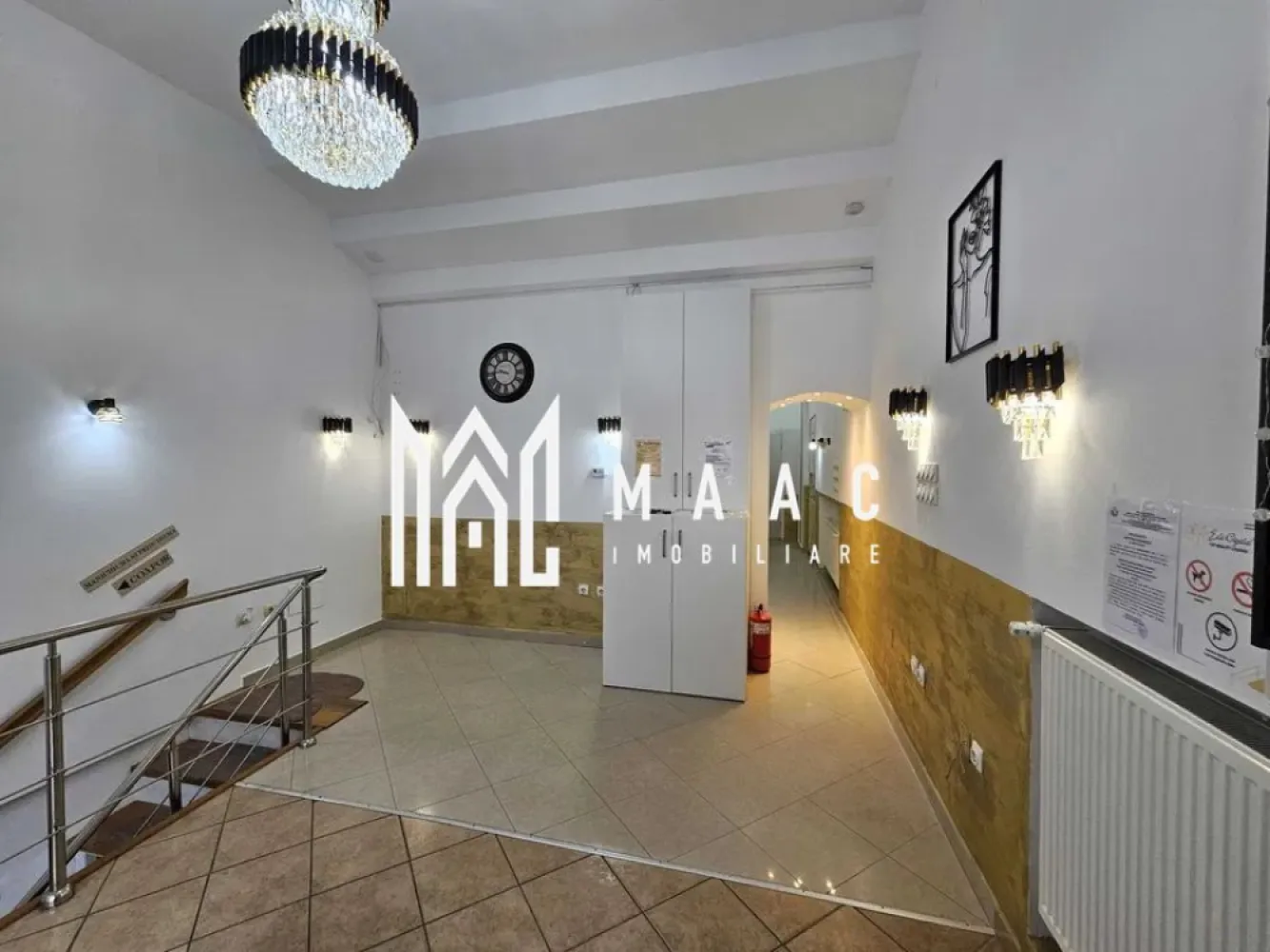 Spatiu comercial | Vitrina | 106 mpu | Ultracentral - MAAC Imobiliare vă propune spre vânzare un spațiu comercial situat în zona ultracentrală din Sibiu, în imediata apropiere de Piața Mare, o locație premium cu vad pietonal intens și vizibilitate excelentă. Proprietatea are o suprafață utilă de 106 mp utili și reprezintă o oportunitate atractivă pentru investiție sau dezvoltarea unei afaceri în centrul orașului.

Spațiul este dispus pe două niveluri, demisol și parter, beneficiind de acces direct din stradă și vitrină stradală, elemente esențiale pentru expunere și branding.

Compartimentare:
-Demisol: 2 camere, pivniță de aproximativ 12 mp, baie de serviciu
-Parter: 2 încăperi, toaletă de serviciu
-Compartimentarea este funcțională și permite adaptarea pentru diverse activități comerciale sau profesionale.

Destinații potrivite:
-Salon de înfrumusețare (coafor, make-up, cosmetică) - pregătit
-Birou de consultanță, cabinet psihologic sau studio
-Magazin de suveniruri, artizanat sau produse locale
-Showroom de haine, accesorii sau designer local
-Galerie de artă sau atelier de creație

Poziționarea ultracentrală, în proximitatea Pieței Mari din Sibiu, oferă acces rapid pentru turiști și localnici, fiind ideală pentru activități comerciale care necesită trafic și expunere constantă. Spațiul este disponibil imediat.

Pentru mai multe detalii, precizați telefonic că ați văzut anunțul cu CP2551010.