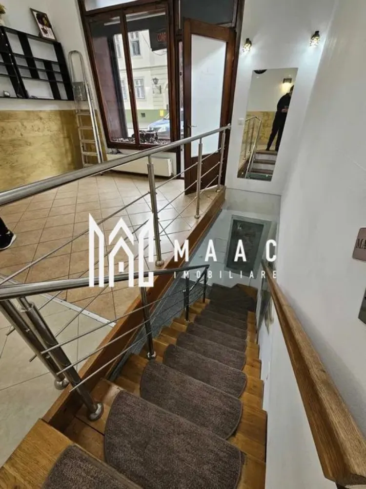 Spatiu comercial | Vitrina | 106 mpu | Ultracentral - MAAC Imobiliare vă propune spre vânzare un spațiu comercial situat în zona ultracentrală din Sibiu, în imediata apropiere de Piața Mare, o locație premium cu vad pietonal intens și vizibilitate excelentă. Proprietatea are o suprafață utilă de 106 mp utili și reprezintă o oportunitate atractivă pentru investiție sau dezvoltarea unei afaceri în centrul orașului.

Spațiul este dispus pe două niveluri, demisol și parter, beneficiind de acces direct din stradă și vitrină stradală, elemente esențiale pentru expunere și branding.

Compartimentare:
-Demisol: 2 camere, pivniță de aproximativ 12 mp, baie de serviciu
-Parter: 2 încăperi, toaletă de serviciu
-Compartimentarea este funcțională și permite adaptarea pentru diverse activități comerciale sau profesionale.

Destinații potrivite:
-Salon de înfrumusețare (coafor, make-up, cosmetică) - pregătit
-Birou de consultanță, cabinet psihologic sau studio
-Magazin de suveniruri, artizanat sau produse locale
-Showroom de haine, accesorii sau designer local
-Galerie de artă sau atelier de creație

Poziționarea ultracentrală, în proximitatea Pieței Mari din Sibiu, oferă acces rapid pentru turiști și localnici, fiind ideală pentru activități comerciale care necesită trafic și expunere constantă. Spațiul este disponibil imediat.

Pentru mai multe detalii, precizați telefonic că ați văzut anunțul cu CP2551010.
