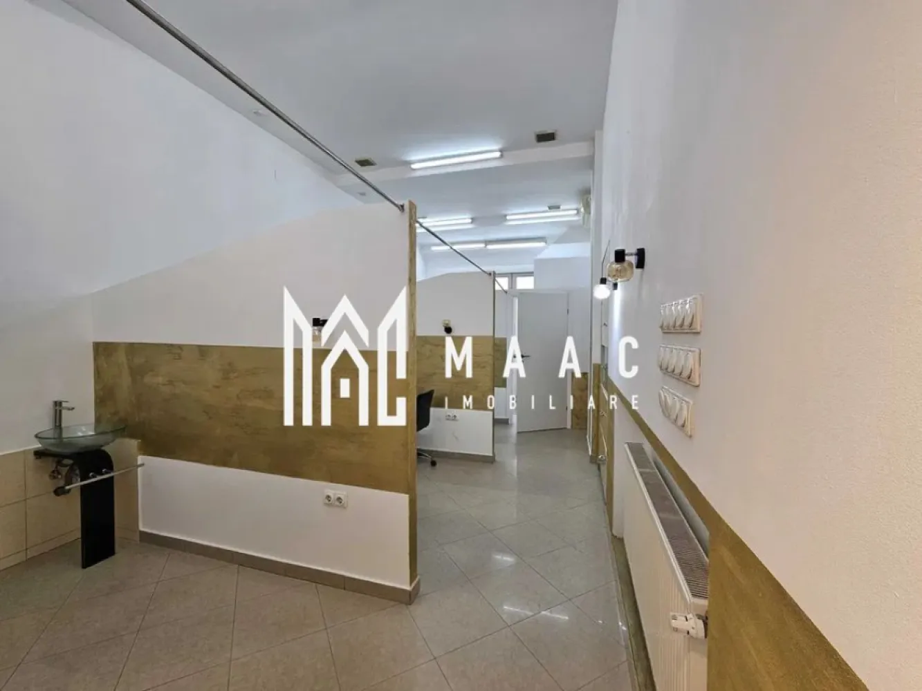 Spatiu comercial | Vitrina | 106 mpu | Ultracentral - MAAC Imobiliare vă propune spre vânzare un spațiu comercial situat în zona ultracentrală din Sibiu, în imediata apropiere de Piața Mare, o locație premium cu vad pietonal intens și vizibilitate excelentă. Proprietatea are o suprafață utilă de 106 mp utili și reprezintă o oportunitate atractivă pentru investiție sau dezvoltarea unei afaceri în centrul orașului.

Spațiul este dispus pe două niveluri, demisol și parter, beneficiind de acces direct din stradă și vitrină stradală, elemente esențiale pentru expunere și branding.

Compartimentare:
-Demisol: 2 camere, pivniță de aproximativ 12 mp, baie de serviciu
-Parter: 2 încăperi, toaletă de serviciu
-Compartimentarea este funcțională și permite adaptarea pentru diverse activități comerciale sau profesionale.

Destinații potrivite:
-Salon de înfrumusețare (coafor, make-up, cosmetică) - pregătit
-Birou de consultanță, cabinet psihologic sau studio
-Magazin de suveniruri, artizanat sau produse locale
-Showroom de haine, accesorii sau designer local
-Galerie de artă sau atelier de creație

Poziționarea ultracentrală, în proximitatea Pieței Mari din Sibiu, oferă acces rapid pentru turiști și localnici, fiind ideală pentru activități comerciale care necesită trafic și expunere constantă. Spațiul este disponibil imediat.

Pentru mai multe detalii, precizați telefonic că ați văzut anunțul cu CP2551010.