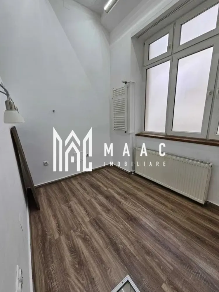 Spatiu comercial | Vitrina | 106 mpu | Ultracentral - MAAC Imobiliare vă propune spre vânzare un spațiu comercial situat în zona ultracentrală din Sibiu, în imediata apropiere de Piața Mare, o locație premium cu vad pietonal intens și vizibilitate excelentă. Proprietatea are o suprafață utilă de 106 mp utili și reprezintă o oportunitate atractivă pentru investiție sau dezvoltarea unei afaceri în centrul orașului.

Spațiul este dispus pe două niveluri, demisol și parter, beneficiind de acces direct din stradă și vitrină stradală, elemente esențiale pentru expunere și branding.

Compartimentare:
-Demisol: 2 camere, pivniță de aproximativ 12 mp, baie de serviciu
-Parter: 2 încăperi, toaletă de serviciu
-Compartimentarea este funcțională și permite adaptarea pentru diverse activități comerciale sau profesionale.

Destinații potrivite:
-Salon de înfrumusețare (coafor, make-up, cosmetică) - pregătit
-Birou de consultanță, cabinet psihologic sau studio
-Magazin de suveniruri, artizanat sau produse locale
-Showroom de haine, accesorii sau designer local
-Galerie de artă sau atelier de creație

Poziționarea ultracentrală, în proximitatea Pieței Mari din Sibiu, oferă acces rapid pentru turiști și localnici, fiind ideală pentru activități comerciale care necesită trafic și expunere constantă. Spațiul este disponibil imediat.

Pentru mai multe detalii, precizați telefonic că ați văzut anunțul cu CP2551010.