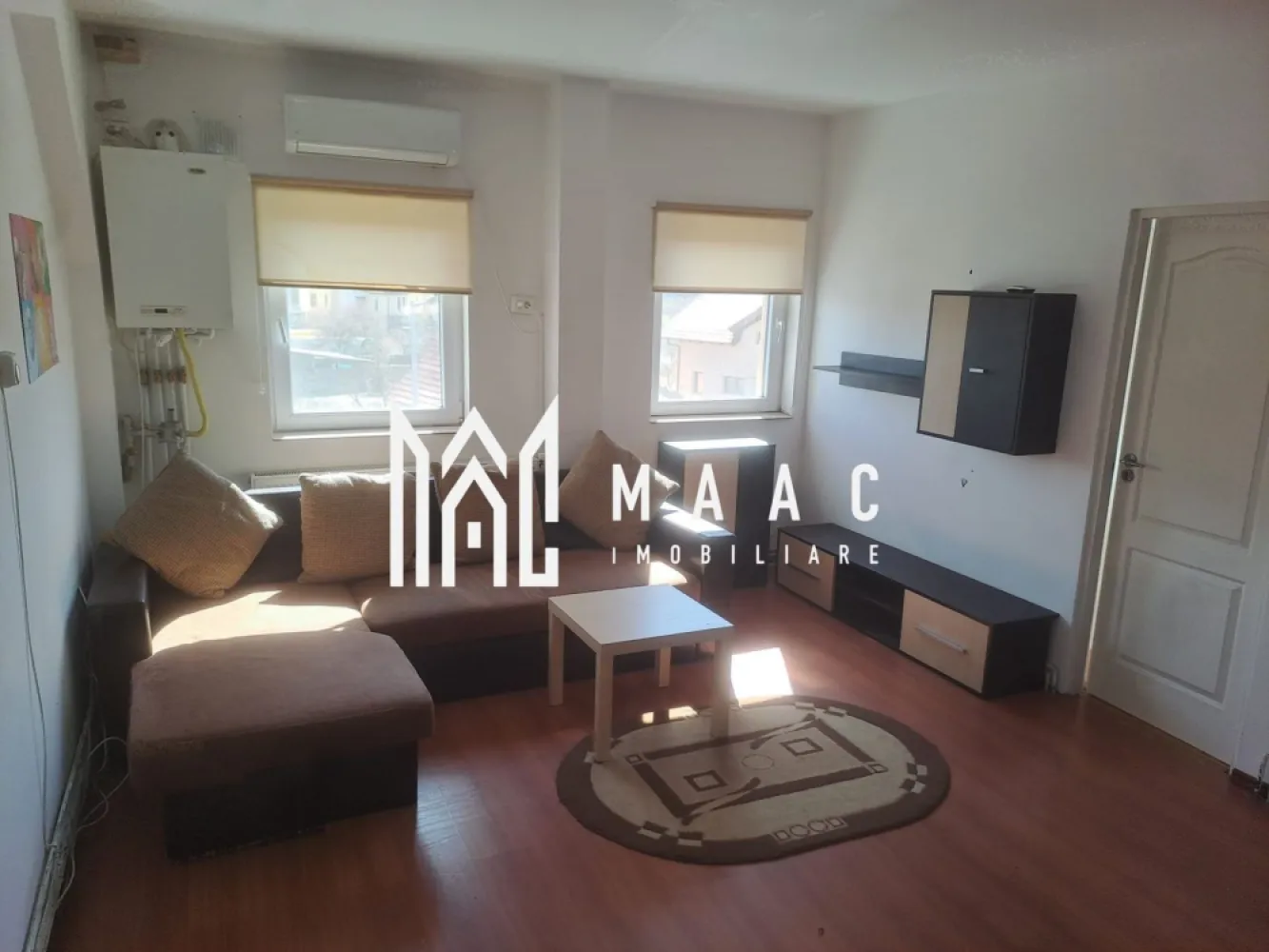 Apartament la Vilă | 3 camere | 84MPU | Gușterița - MAAC Imobiliare vă propune spre închiriere un apartament situat în zona Gușterița, o locație ideală, pentru cei care caută liniștea unei zone de case, fără a renunța la accesibilitatea urbană. 

Proprietatea beneficiază de o poziționare strategică, fiind situată în imediata apropiere a :

stației de autobuz (linii 10, 14, 118...) și la doar câteva minute de zona industrială de est și accesul pe autostradă

În proximitate se regăsește și dealul Gușteriței, renumit pentru panorama sa deosebită asupra orașului.

De asemenea, este în curs de dezvoltare proiectul Gușterland pe dealurile din apropiere, care v-a include trasee de cicloturism, zone de belvedere și facilități de agrement, iar pe aceeași stradă se lucrează la construcția unei noi grădinițe moderne.

Apartamentul este de tip mansardă, situat la etajul 2 al unei vile, oferind intimitatea și confortul unei locuințe la casă. 

Locuința dispune de loc de parcare privat în curtea interioară a imobilului.

Interiorul este finisat modern și se predă complet mobilat și utilat, fiind dotat cu centrală proprie, calorifere, aer condiționat, ferestre tip PVC cu rulouri interioare manuale.

Compartimentarea este de tip decomandat, având o suprafață utilă de 84 mp, structurată astfel:
3 camere
2 dormitoare 
1 bucătărie
1 baie

Dotări și utilități:
Aragaz
Hotă
Frigider
Mașină de spălat rufe
Cabină de duș

Condiții de închiriere:
Se caută chiriași pe termen lung.
Nu se acceptă animale de companie.
Garanția în cuantumul unei chirii lunare, iar în cazul unei familii cu copii, garanția se percepe în cuantumul a 3 chirii lunare.

Pentru mai multe detalii și programarea unei vizionări,nu ezitați să ne contactați specificând telefonic că ați văzut anunțul cu codul de identificare al proprietății ID: CP3083098