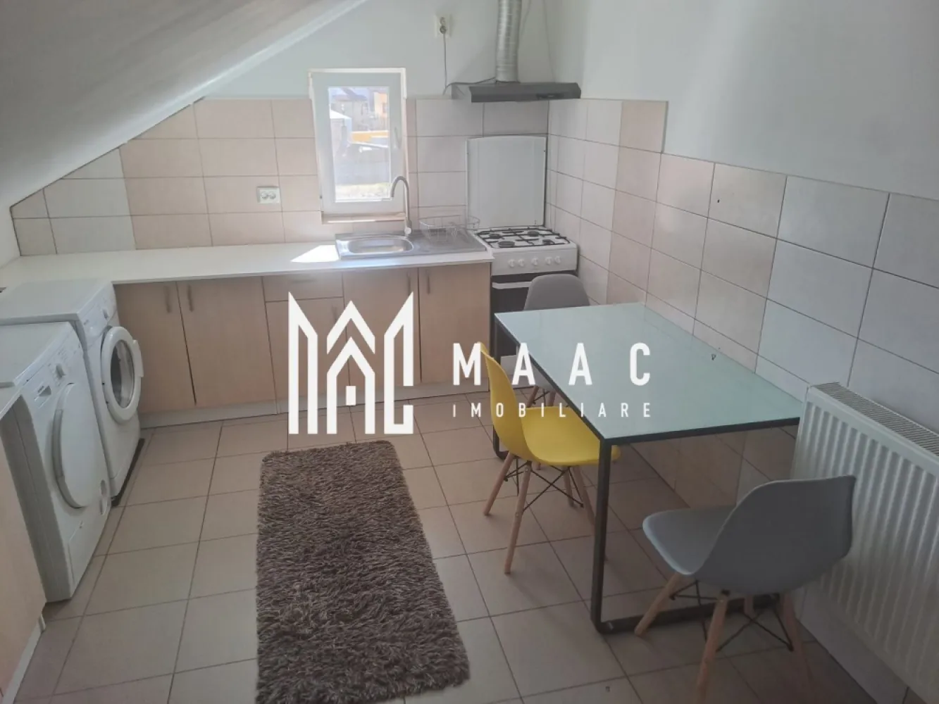 Apartament la Vilă | 3 camere | 84MPU | Gușterița - MAAC Imobiliare vă propune spre închiriere un apartament situat în zona Gușterița, o locație ideală, pentru cei care caută liniștea unei zone de case, fără a renunța la accesibilitatea urbană. 

Proprietatea beneficiază de o poziționare strategică, fiind situată în imediata apropiere a :

stației de autobuz (linii 10, 14, 118...) și la doar câteva minute de zona industrială de est și accesul pe autostradă

În proximitate se regăsește și dealul Gușteriței, renumit pentru panorama sa deosebită asupra orașului.

De asemenea, este în curs de dezvoltare proiectul Gușterland pe dealurile din apropiere, care v-a include trasee de cicloturism, zone de belvedere și facilități de agrement, iar pe aceeași stradă se lucrează la construcția unei noi grădinițe moderne.

Apartamentul este de tip mansardă, situat la etajul 2 al unei vile, oferind intimitatea și confortul unei locuințe la casă. 

Locuința dispune de loc de parcare privat în curtea interioară a imobilului.

Interiorul este finisat modern și se predă complet mobilat și utilat, fiind dotat cu centrală proprie, calorifere, aer condiționat, ferestre tip PVC cu rulouri interioare manuale.

Compartimentarea este de tip decomandat, având o suprafață utilă de 84 mp, structurată astfel:
3 camere
2 dormitoare 
1 bucătărie
1 baie

Dotări și utilități:
Aragaz
Hotă
Frigider
Mașină de spălat rufe
Cabină de duș

Condiții de închiriere:
Se caută chiriași pe termen lung.
Nu se acceptă animale de companie.
Garanția în cuantumul unei chirii lunare, iar în cazul unei familii cu copii, garanția se percepe în cuantumul a 3 chirii lunare.

Pentru mai multe detalii și programarea unei vizionări,nu ezitați să ne contactați specificând telefonic că ați văzut anunțul cu codul de identificare al proprietății ID: CP3083098