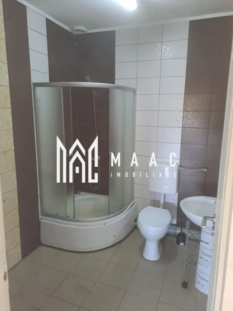 Apartament la Vilă | 3 camere | 84MPU | Gușterița - MAAC Imobiliare vă propune spre închiriere un apartament situat în zona Gușterița, o locație ideală, pentru cei care caută liniștea unei zone de case, fără a renunța la accesibilitatea urbană. 

Proprietatea beneficiază de o poziționare strategică, fiind situată în imediata apropiere a :

stației de autobuz (linii 10, 14, 118...) și la doar câteva minute de zona industrială de est și accesul pe autostradă

În proximitate se regăsește și dealul Gușteriței, renumit pentru panorama sa deosebită asupra orașului.

De asemenea, este în curs de dezvoltare proiectul Gușterland pe dealurile din apropiere, care v-a include trasee de cicloturism, zone de belvedere și facilități de agrement, iar pe aceeași stradă se lucrează la construcția unei noi grădinițe moderne.

Apartamentul este de tip mansardă, situat la etajul 2 al unei vile, oferind intimitatea și confortul unei locuințe la casă. 

Locuința dispune de loc de parcare privat în curtea interioară a imobilului.

Interiorul este finisat modern și se predă complet mobilat și utilat, fiind dotat cu centrală proprie, calorifere, aer condiționat, ferestre tip PVC cu rulouri interioare manuale.

Compartimentarea este de tip decomandat, având o suprafață utilă de 84 mp, structurată astfel:
3 camere
2 dormitoare 
1 bucătărie
1 baie

Dotări și utilități:
Aragaz
Hotă
Frigider
Mașină de spălat rufe
Cabină de duș

Condiții de închiriere:
Se caută chiriași pe termen lung.
Nu se acceptă animale de companie.
Garanția în cuantumul unei chirii lunare, iar în cazul unei familii cu copii, garanția se percepe în cuantumul a 3 chirii lunare.

Pentru mai multe detalii și programarea unei vizionări,nu ezitați să ne contactați specificând telefonic că ați văzut anunțul cu codul de identificare al proprietății ID: CP3083098