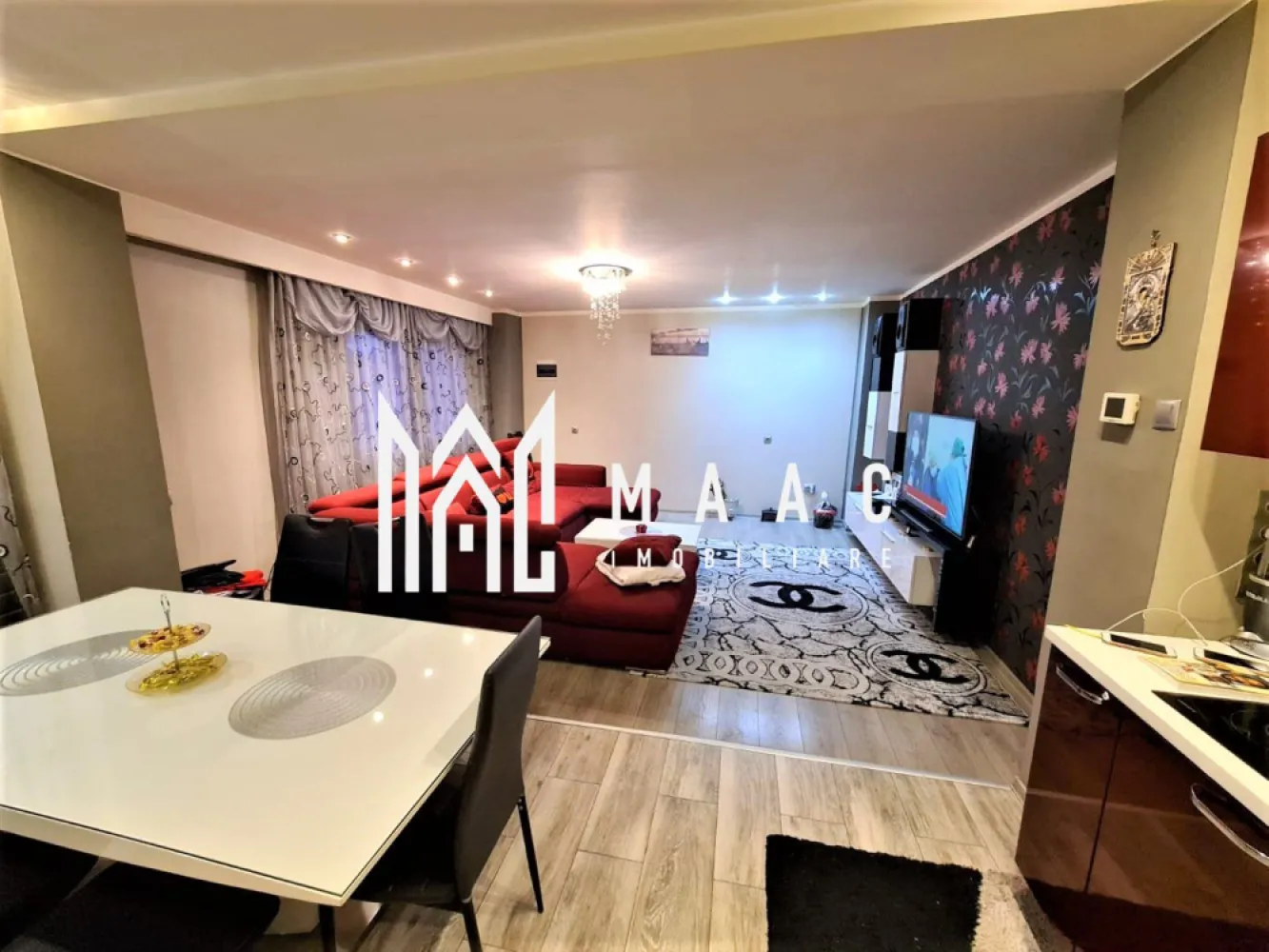 2 Case de vanzare + spatiu comercial | Zona Tiglari | 400 mp - MAAC Imobiliare va ofera spre vanzare 2 case plus un spatiu comercial, toate insumand 400 mp in Zona Tiglari. Prima casa e structurata pe 1 nivel, unde are living open space cu bucatarie, 1 camera si o baie. Cea de-a doua casa este structurata pe 3 nivele, avand 5 camere, 2 bai si 2 dressing-uri. Spatiul comercial are o suprafata de 80 mp cu posibilitatea de extindere. Pe langa toate cladirile, proprietatea mai beneficiaza de inca o bucatarie inchisa si pozitionata afara, 1 pivnita si mai multe spatii de depozitare. Pentru orice informatie suplimentara va rog sa precizati ca ati vazut anuntul cu ID: CP1118952. }}