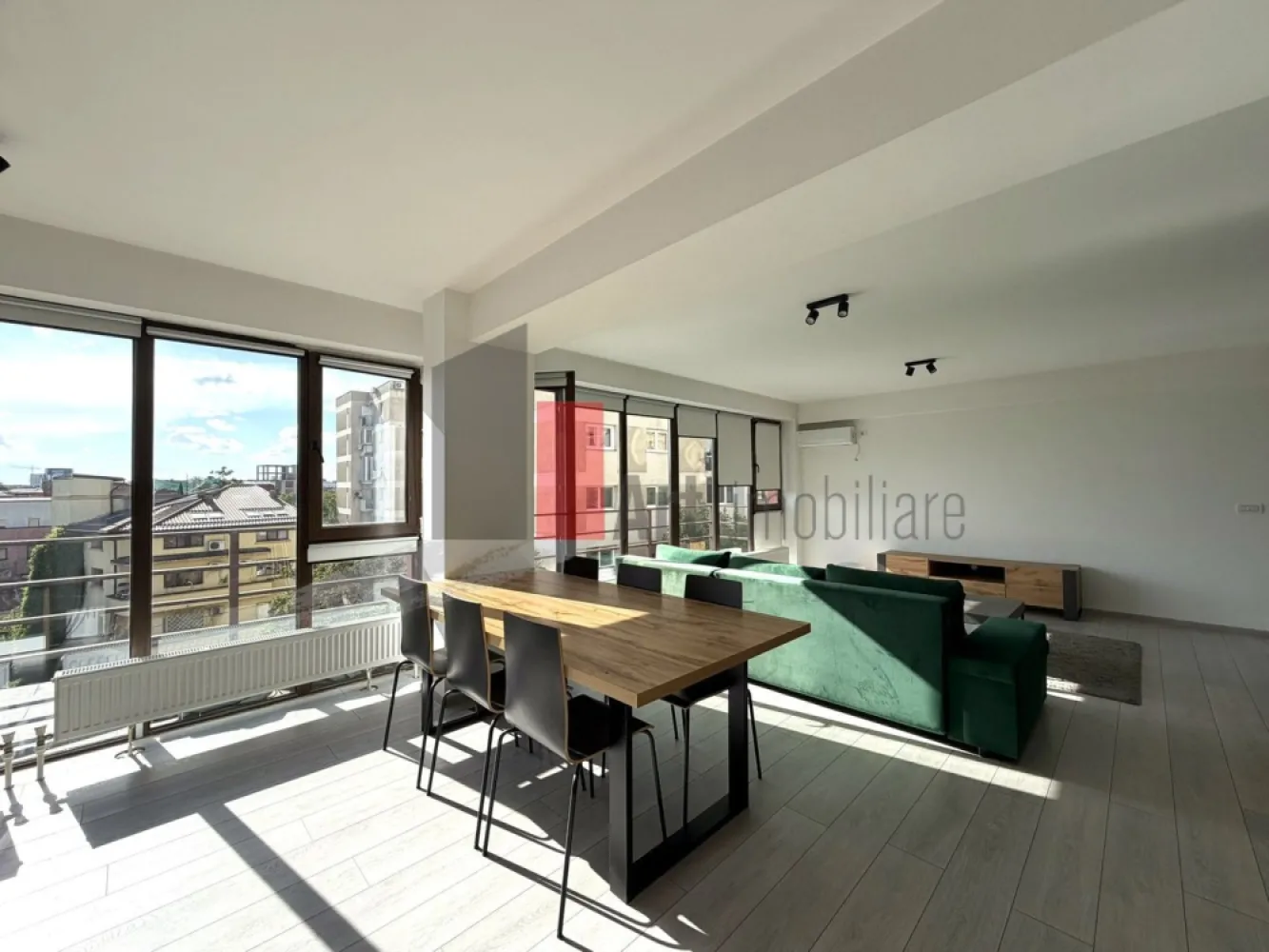 Apartament 3 camere tip Duplex - zona Calea Calarasilor/Matei Basarab - Va prezentam spre achizitie cel mai luminos apartament de 3 camere, tip duplex, cu scara interioara, localizat la etajul 3 si Mansarda, al unui bloc construit in 2014, dotat cu lift si care include doar 10 apartamente in total. Datorita suprafetei vitrate mari si a orientarii spre sud vest, apartamentul se bucura de lumina naturala din belsug si vedere libera spre apus. 

Apartamentul a fost finisat si amenajat in anii 2020-2021 si are o suprafata utila de 115,54 mp si o suprafata totala de 134,57 mp (inclusiv scara interioara si balconul generos, deschis). Intrarea in apartament se face la nivelul 3 al blocului cu lift, unde avem o suprafata generoasa si foarte luminoasa, deschisa, cu zona de living, dining si bucatarie, 1 spatiu de depozitare, 1 baie completa dotata cu dus si tot in baie gasim si masina de spalat rufe. Deasemenea de la acest nivel se acceseaza balconul de 15 mp deschis, cu vedere libera catre oras si orientat spre apus. 

Urcand pe scara interioara ajungem in zona de noapte unde avem 2 dormitoare (sau un dormitor si un birou "de acasa") cu ferestre de mansarda, 1 baie completa cu cada si un dressing incapator. 

Apartamentul este mobilat si utilat (mai putin a 2a camera de la etaj) cu mobila de calitate, bucataria este complet mobilata si utilata cu frigider, plita pe gaz, cuptor electric, hota si masina de spalat vase. Tot in bucatarie avem si centrala termica iar pentru perioada verii, in apartament, gasim 3 aparate AC. 

Zona este una centrala dar cladirea nu este situata la un bulevard sau sosea principala, este situata in planul 2 fata de sosea, in zona de case si blocuri cu regim mic de inaltime. In proximitate, la distanta de mers pe jos exista magazine, supermarketur-uri, piata, farmacii, fast-food-uri, restaurante, cafenele, sucursale de banci, saloane de infrumusetare, scoli, gradinite, licee si Universitatea Hyperion. 
Blocul se afla la cca 15 minute de mers pe jos de Bd Decebal si cafenelele sale, cca 25 de minute de mers pe jos de Piata Unirii, 30 de minute de Piata Universitatii si 20 de minute de mers pe jos de Piata Muncii. 

Apartamentul este unul primitor, foarte luminos, perfect pentru un cuplu cu/fara copil. Mobila si electrocasnicele sunt de calitate si intr-o stare foarte buna, anumite piese de mobilier au fost folosite foarte putin iar amenajarea actuala permite personalizarea spatiului, ulterioara achizitiei. 

Blocul nu are parcare, locuri de parcare se pot gasi pe strada sau strazile laturalnice sau se poate inchiria un loc contra-cost intr-o parcare privata din fata blocului. 

Pretul este usor negociabil, comision 0.