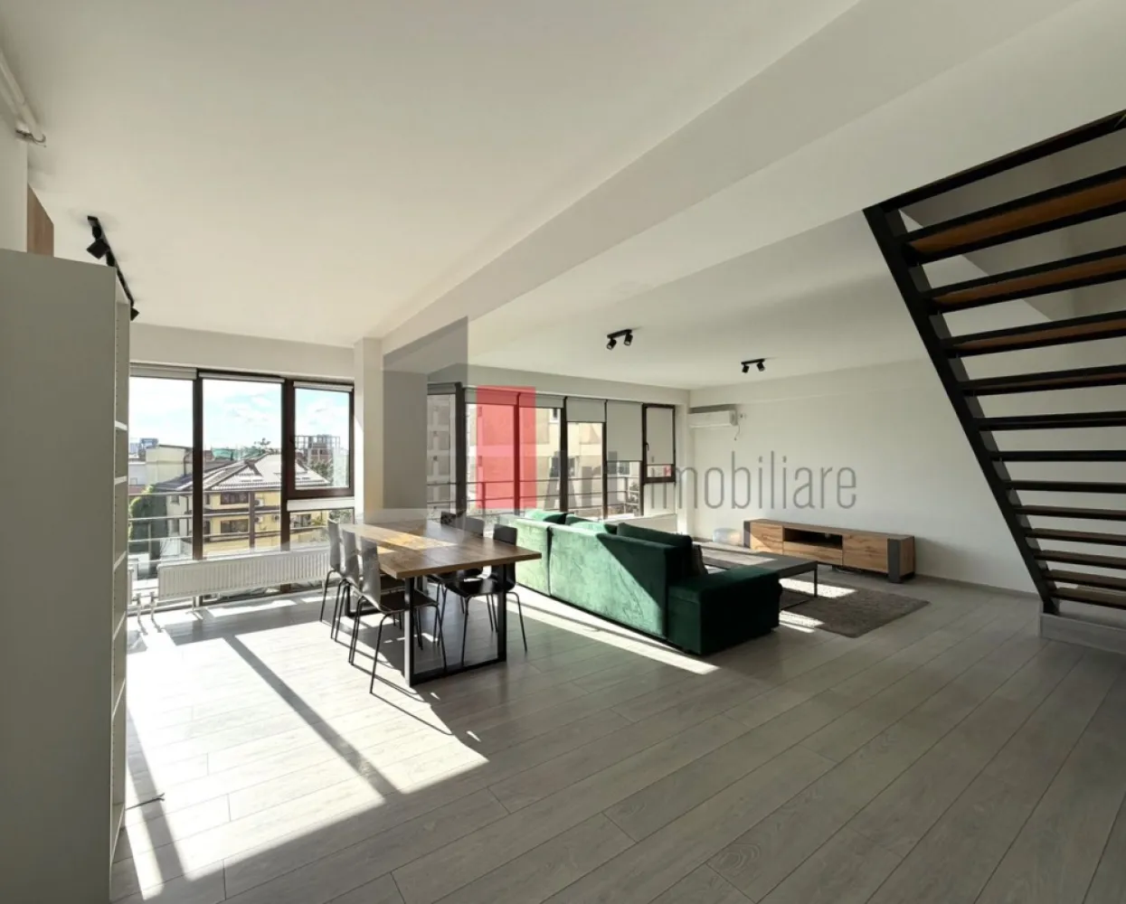 Apartament 3 camere tip Duplex - zona Calea Calarasilor/Matei Basarab - Va prezentam spre achizitie cel mai luminos apartament de 3 camere, tip duplex, cu scara interioara, localizat la etajul 3 si Mansarda, al unui bloc construit in 2014, dotat cu lift si care include doar 10 apartamente in total. Datorita suprafetei vitrate mari si a orientarii spre sud vest, apartamentul se bucura de lumina naturala din belsug si vedere libera spre apus. 

Apartamentul a fost finisat si amenajat in anii 2020-2021 si are o suprafata utila de 115,54 mp si o suprafata totala de 134,57 mp (inclusiv scara interioara si balconul generos, deschis). Intrarea in apartament se face la nivelul 3 al blocului cu lift, unde avem o suprafata generoasa si foarte luminoasa, deschisa, cu zona de living, dining si bucatarie, 1 spatiu de depozitare, 1 baie completa dotata cu dus si tot in baie gasim si masina de spalat rufe. Deasemenea de la acest nivel se acceseaza balconul de 15 mp deschis, cu vedere libera catre oras si orientat spre apus. 

Urcand pe scara interioara ajungem in zona de noapte unde avem 2 dormitoare (sau un dormitor si un birou "de acasa") cu ferestre de mansarda, 1 baie completa cu cada si un dressing incapator. 

Apartamentul este mobilat si utilat (mai putin a 2a camera de la etaj) cu mobila de calitate, bucataria este complet mobilata si utilata cu frigider, plita pe gaz, cuptor electric, hota si masina de spalat vase. Tot in bucatarie avem si centrala termica iar pentru perioada verii, in apartament, gasim 3 aparate AC. 

Zona este una centrala dar cladirea nu este situata la un bulevard sau sosea principala, este situata in planul 2 fata de sosea, in zona de case si blocuri cu regim mic de inaltime. In proximitate, la distanta de mers pe jos exista magazine, supermarketur-uri, piata, farmacii, fast-food-uri, restaurante, cafenele, sucursale de banci, saloane de infrumusetare, scoli, gradinite, licee si Universitatea Hyperion. 
Blocul se afla la cca 15 minute de mers pe jos de Bd Decebal si cafenelele sale, cca 25 de minute de mers pe jos de Piata Unirii, 30 de minute de Piata Universitatii si 20 de minute de mers pe jos de Piata Muncii. 

Apartamentul este unul primitor, foarte luminos, perfect pentru un cuplu cu/fara copil. Mobila si electrocasnicele sunt de calitate si intr-o stare foarte buna, anumite piese de mobilier au fost folosite foarte putin iar amenajarea actuala permite personalizarea spatiului, ulterioara achizitiei. 

Blocul nu are parcare, locuri de parcare se pot gasi pe strada sau strazile laturalnice sau se poate inchiria un loc contra-cost intr-o parcare privata din fata blocului. 

Pretul este usor negociabil, comision 0.