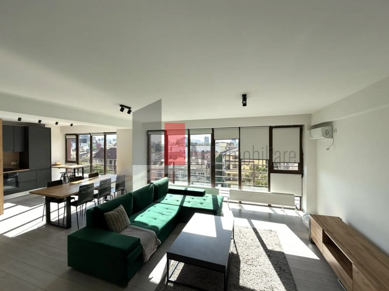 Apartament 3 camere tip Duplex - zona Calea Calarasilor/Matei Basarab - Va prezentam spre achizitie cel mai luminos apartament de 3 camere, tip duplex, cu scara interioara, localizat la etajul 3 si Mansarda, al unui bloc construit in 2014, dotat cu lift si care include doar 10 apartamente in total. Datorita suprafetei vitrate mari si a orientarii spre sud vest, apartamentul se bucura de lumina naturala din belsug si vedere libera spre apus. 

Apartamentul a fost finisat si amenajat in anii 2020-2021 si are o suprafata utila de 115,54 mp si o suprafata totala de 134,57 mp (inclusiv scara interioara si balconul generos, deschis). Intrarea in apartament se face la nivelul 3 al blocului cu lift, unde avem o suprafata generoasa si foarte luminoasa, deschisa, cu zona de living, dining si bucatarie, 1 spatiu de depozitare, 1 baie completa dotata cu dus si tot in baie gasim si masina de spalat rufe. Deasemenea de la acest nivel se acceseaza balconul de 15 mp deschis, cu vedere libera catre oras si orientat spre apus. 

Urcand pe scara interioara ajungem in zona de noapte unde avem 2 dormitoare (sau un dormitor si un birou "de acasa") cu ferestre de mansarda, 1 baie completa cu cada si un dressing incapator. 

Apartamentul este mobilat si utilat (mai putin a 2a camera de la etaj) cu mobila de calitate, bucataria este complet mobilata si utilata cu frigider, plita pe gaz, cuptor electric, hota si masina de spalat vase. Tot in bucatarie avem si centrala termica iar pentru perioada verii, in apartament, gasim 3 aparate AC. 

Zona este una centrala dar cladirea nu este situata la un bulevard sau sosea principala, este situata in planul 2 fata de sosea, in zona de case si blocuri cu regim mic de inaltime. In proximitate, la distanta de mers pe jos exista magazine, supermarketur-uri, piata, farmacii, fast-food-uri, restaurante, cafenele, sucursale de banci, saloane de infrumusetare, scoli, gradinite, licee si Universitatea Hyperion. 
Blocul se afla la cca 15 minute de mers pe jos de Bd Decebal si cafenelele sale, cca 25 de minute de mers pe jos de Piata Unirii, 30 de minute de Piata Universitatii si 20 de minute de mers pe jos de Piata Muncii. 

Apartamentul este unul primitor, foarte luminos, perfect pentru un cuplu cu/fara copil. Mobila si electrocasnicele sunt de calitate si intr-o stare foarte buna, anumite piese de mobilier au fost folosite foarte putin iar amenajarea actuala permite personalizarea spatiului, ulterioara achizitiei. 

Blocul nu are parcare, locuri de parcare se pot gasi pe strada sau strazile laturalnice sau se poate inchiria un loc contra-cost intr-o parcare privata din fata blocului. 

Pretul este usor negociabil, comision 0.