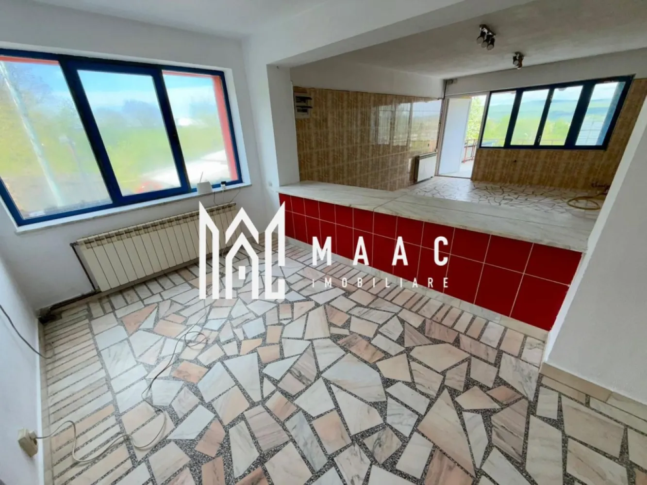 Vila Lenin sud | 440mpu | Teren 1600 mp | - MAAC Imobiliare vă propune spre vânzare o proprietate exclusivistă situată în Râmnicu Vâlcea, în zona Lenin Sud, pe Strada George Bacovia, amplasată în cel mai înalt punct al orașului și beneficiind de o panoramă spectaculoasă asupra întregului municipiu. Vila oferă intimitate totală, liniște, aer curat și acces rapid către oraș, fiind înconjurată de natură și vegetație matură. Poziționarea excelentă, suprafața generoasă a terenului și deschiderea amplă către strada publică transformă această proprietate într-o alegere ideală atât pentru locuire premium, cât și pentru investiție sau dezvoltare imobiliară pe termen lung.

Proprietatea este amplasată pe un teren intravilan de 1.600 mp și dispune de o vilă cu regim de înălțime D+P+1E+M, având o suprafață construită de 440 mp. În curte se regăsește o piscină din beton cu fundație, în suprafață de 119 mp, iar accesul se realizează direct din strada publică pe întreaga latură frontală. Deschiderea stradală este de aproximativ 22 ml, iar proprietatea permite parcarea a peste 10 autoturisme, beneficiind totodată de garaj pentru 4 mașini.

Compartimentarea este practică și bine organizată:

Demisol:
-Garaj generos pentru 4 autoturisme
-Cămară 1
-Cămară 2
-Cămară 3
-Spațiu tehnic

Parter:
-Living impresionant de aproximativ 60 mp
-Bucătărie
-Dormitor 1
-Dormitor 2
-Baie

Etaj:
-Dormitor 3
-Dormitor 4
-Dormitor 5
-Baie
-Dressing

Mansardă:
-Dormitor 6
-Baie

Proprietatea dispune în total de 6 dormitoare, 3 băi, garaj pentru 4 mașini și multiple spații de depozitare, fiind ideală pentru o familie numeroasă sau pentru activități comerciale și investiționale.

Utilități și dotări:
-Gaz
-Curent trifazic
-Canalizare
-Internet prin fibră optică
-TV
-Drum asfaltat până la proprietate

Unul dintre cele mai importante avantaje ale acestei vile îl reprezintă panorama unică asupra orașului, atât pe timp de zi, cât și noaptea. Proprietatea oferă intimitate deplină, fără vecini lipiți și fără trafic intens, într-o zonă exclusivistă, liniștită și retrasă. Totodată, accesul facil și deschiderea generoasă către strada publică oferă un potențial excelent pentru dezvoltare imobiliară, în contextul în care regimul de înălțime permis în zonă este P+3E + etaj retras.

Această proprietate este ideală pentru:
-Locuință premium
-Boutique hotel
-Clinică privată
-Retreat exclusivist
-Sediu business
-Investiție pe termen lung

Casa se vinde exact ca în fotografii, nemobilată.

Pentru informații suplimentare și programarea unei vizionări, vă rugăm să specificați CP3084630 la telefon.