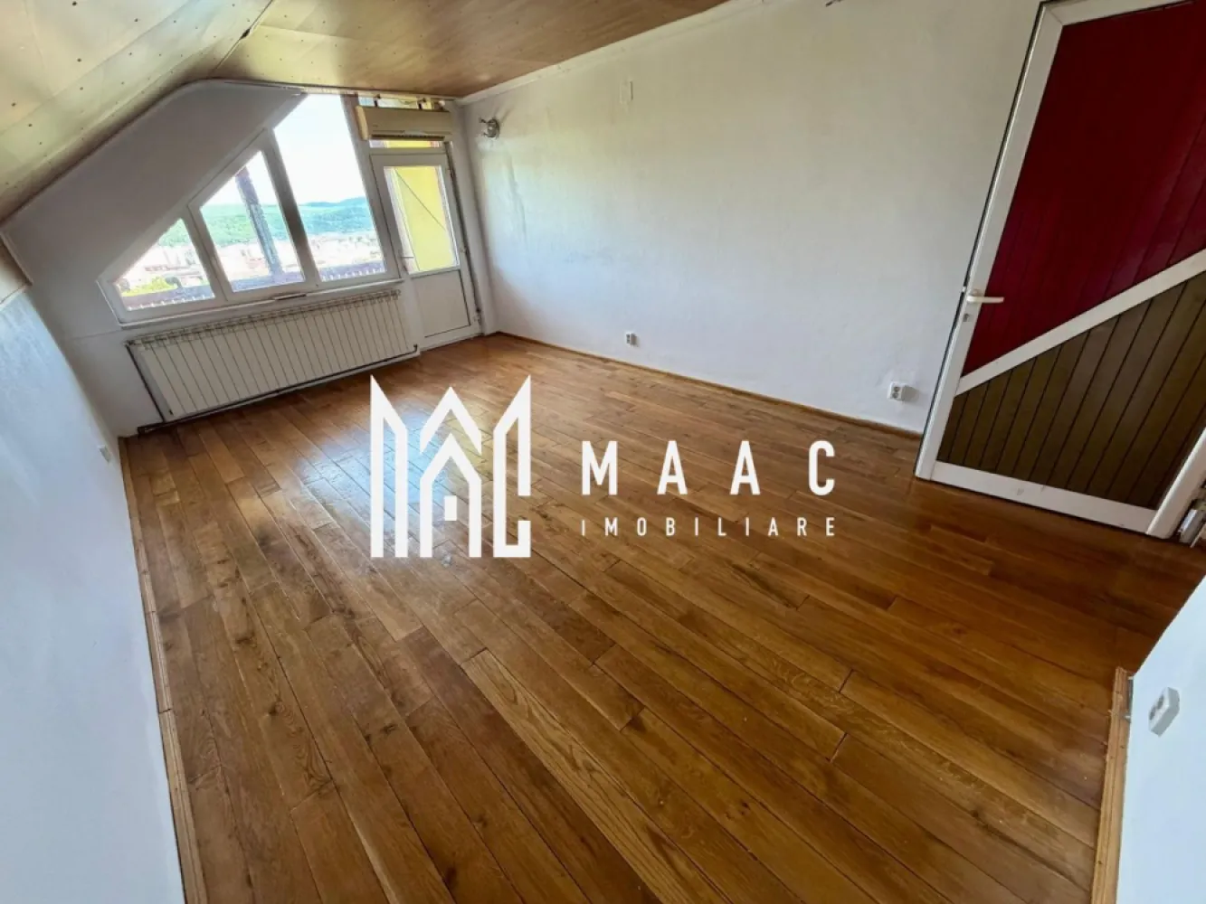 Vila Lenin sud | 440mpu | Teren 1600 mp | - MAAC Imobiliare vă propune spre vânzare o proprietate exclusivistă situată în Râmnicu Vâlcea, în zona Lenin Sud, pe Strada George Bacovia, amplasată în cel mai înalt punct al orașului și beneficiind de o panoramă spectaculoasă asupra întregului municipiu. Vila oferă intimitate totală, liniște, aer curat și acces rapid către oraș, fiind înconjurată de natură și vegetație matură. Poziționarea excelentă, suprafața generoasă a terenului și deschiderea amplă către strada publică transformă această proprietate într-o alegere ideală atât pentru locuire premium, cât și pentru investiție sau dezvoltare imobiliară pe termen lung.

Proprietatea este amplasată pe un teren intravilan de 1.600 mp și dispune de o vilă cu regim de înălțime D+P+1E+M, având o suprafață construită de 440 mp. În curte se regăsește o piscină din beton cu fundație, în suprafață de 119 mp, iar accesul se realizează direct din strada publică pe întreaga latură frontală. Deschiderea stradală este de aproximativ 22 ml, iar proprietatea permite parcarea a peste 10 autoturisme, beneficiind totodată de garaj pentru 4 mașini.

Compartimentarea este practică și bine organizată:

Demisol:
-Garaj generos pentru 4 autoturisme
-Cămară 1
-Cămară 2
-Cămară 3
-Spațiu tehnic

Parter:
-Living impresionant de aproximativ 60 mp
-Bucătărie
-Dormitor 1
-Dormitor 2
-Baie

Etaj:
-Dormitor 3
-Dormitor 4
-Dormitor 5
-Baie
-Dressing

Mansardă:
-Dormitor 6
-Baie

Proprietatea dispune în total de 6 dormitoare, 3 băi, garaj pentru 4 mașini și multiple spații de depozitare, fiind ideală pentru o familie numeroasă sau pentru activități comerciale și investiționale.

Utilități și dotări:
-Gaz
-Curent trifazic
-Canalizare
-Internet prin fibră optică
-TV
-Drum asfaltat până la proprietate

Unul dintre cele mai importante avantaje ale acestei vile îl reprezintă panorama unică asupra orașului, atât pe timp de zi, cât și noaptea. Proprietatea oferă intimitate deplină, fără vecini lipiți și fără trafic intens, într-o zonă exclusivistă, liniștită și retrasă. Totodată, accesul facil și deschiderea generoasă către strada publică oferă un potențial excelent pentru dezvoltare imobiliară, în contextul în care regimul de înălțime permis în zonă este P+3E + etaj retras.

Această proprietate este ideală pentru:
-Locuință premium
-Boutique hotel
-Clinică privată
-Retreat exclusivist
-Sediu business
-Investiție pe termen lung

Casa se vinde exact ca în fotografii, nemobilată.

Pentru informații suplimentare și programarea unei vizionări, vă rugăm să specificați CP3084630 la telefon.