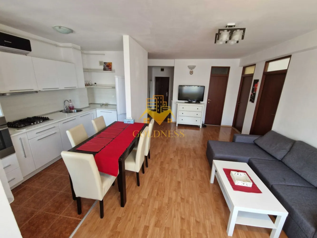 3 camere, Marasti, Dorobantilor, FSEGA, The Office, 21 Dec, Lidl, OMV - GOLDNESS Imobiliare vă propune spre închiriere un apartament cu 3 camere, complet mobilat și utilat, la etajul 1 într-un imobil de 10 Etaje , pe strada Dorobantilor , în cartierul Marasti.

Apartamentul este compartimentat astfel:

- dormitor cu pat matrimonial, dressing spațios, noptiere, birou
- camera cu pat si dulap.
- cameră cu o canapea extensibilă, dressing, noptiere, birou
- baie cu cadă și una de serviciu, calorifer port prosop inox și dulap pentru depozitare
- bucătăria complet utilată 
- 2 balcoane de 10 mp împreună cu o priveliște superbă

Imobilul este dotat cu toate cele necesare - centrală proprie, mașină de spălat haine și vase, frigider, aragaz etc.
Se află în apropierea stațiilor de transport în comun, magazine, spații verzi, farmacii, etc.

Dacă sunteți interesați de acest apartament și doriți să îl vizionați, dar și pentru alte oferte sau detalii nu ezitați să ne contactați telefonic sau prin e-mail. Vă stăm la dispoziție!
Pentru intermediere se percepe un comision de 50% din prețul chiriei!