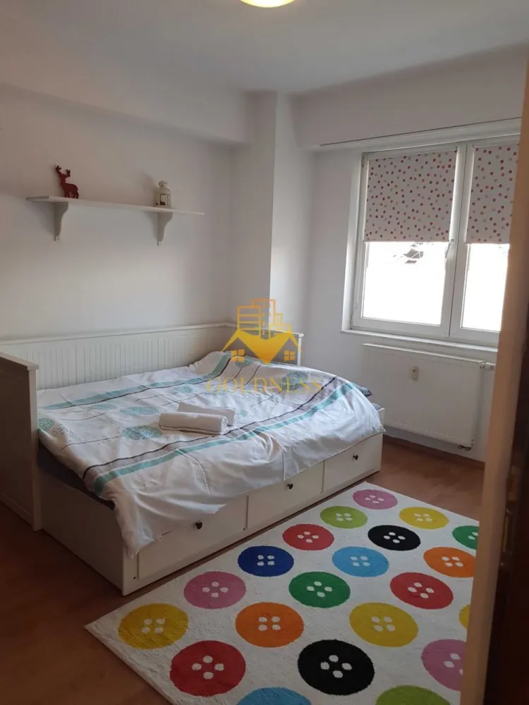 3 camere, Marasti, Dorobantilor, FSEGA, The Office, 21 Dec, Lidl, OMV - GOLDNESS Imobiliare vă propune spre închiriere un apartament cu 3 camere, complet mobilat și utilat, la etajul 1 într-un imobil de 10 Etaje , pe strada Dorobantilor , în cartierul Marasti.

Apartamentul este compartimentat astfel:

- dormitor cu pat matrimonial, dressing spațios, noptiere, birou
- camera cu pat si dulap.
- cameră cu o canapea extensibilă, dressing, noptiere, birou
- baie cu cadă și una de serviciu, calorifer port prosop inox și dulap pentru depozitare
- bucătăria complet utilată 
- 2 balcoane de 10 mp împreună cu o priveliște superbă

Imobilul este dotat cu toate cele necesare - centrală proprie, mașină de spălat haine și vase, frigider, aragaz etc.
Se află în apropierea stațiilor de transport în comun, magazine, spații verzi, farmacii, etc.

Dacă sunteți interesați de acest apartament și doriți să îl vizionați, dar și pentru alte oferte sau detalii nu ezitați să ne contactați telefonic sau prin e-mail. Vă stăm la dispoziție!
Pentru intermediere se percepe un comision de 50% din prețul chiriei!