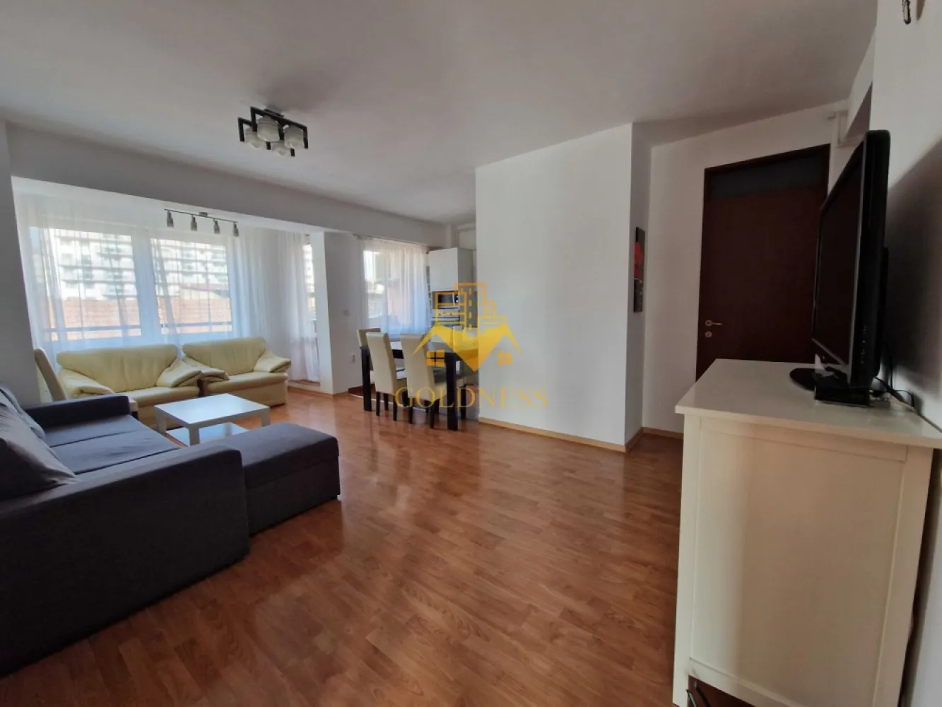 3 camere, Marasti, Dorobantilor, FSEGA, The Office, 21 Dec, Lidl, OMV - GOLDNESS Imobiliare vă propune spre închiriere un apartament cu 3 camere, complet mobilat și utilat, la etajul 1 într-un imobil de 10 Etaje , pe strada Dorobantilor , în cartierul Marasti.

Apartamentul este compartimentat astfel:

- dormitor cu pat matrimonial, dressing spațios, noptiere, birou
- camera cu pat si dulap.
- cameră cu o canapea extensibilă, dressing, noptiere, birou
- baie cu cadă și una de serviciu, calorifer port prosop inox și dulap pentru depozitare
- bucătăria complet utilată 
- 2 balcoane de 10 mp împreună cu o priveliște superbă

Imobilul este dotat cu toate cele necesare - centrală proprie, mașină de spălat haine și vase, frigider, aragaz etc.
Se află în apropierea stațiilor de transport în comun, magazine, spații verzi, farmacii, etc.

Dacă sunteți interesați de acest apartament și doriți să îl vizionați, dar și pentru alte oferte sau detalii nu ezitați să ne contactați telefonic sau prin e-mail. Vă stăm la dispoziție!
Pentru intermediere se percepe un comision de 50% din prețul chiriei!