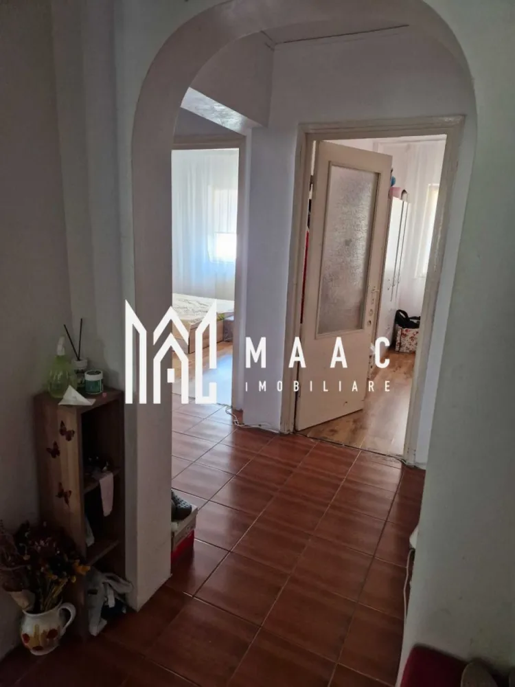 Apartament 4 camere | Ostroveni | 79.87 MPU | - MAAC Imobiliare vă propune spre vânzare un apartament decomandat cu 4 camere, situat în cartierul Ostroveni, zona A-uri, una dintre cele mai apreciate și bine conectate zone rezidențiale din Râmnicu Vâlcea. Proprietatea este amplasată la etajul 4 din 4 al unui bloc recent anvelopat, cu plafon complet reabilitat și izolat cu polistiren extrudat, oferind un confort termic ridicat și costuri eficiente de întreținere pe tot parcursul anului.

Apartamentul dispune de o suprafață utilă generoasă de 79,87 mp și beneficiază de o compartimentare practică, luminoasă și funcțională, fiind alegerea ideală pentru o familie care își dorește spațiu, liniște și acces rapid către toate punctele de interes importante din zonă. Poziționarea excelentă în zona A-uri din Ostroveni oferă acces facil către școli, grădinițe, magazine, piață, poștă, dispensar și mijloace de transport.

Compartimentarea proprietății este eficient organizată:
-Living spațios și luminos
-3 dormitoare confortabile
-Bucătărie generoasă
-2 băi
-Hol mare
-Debara
-Balcon închis

Caracteristici și dotări:
-Apartament decomandat cu 4 camere
-Suprafață utilă de 79,87 mp
-Etaj 4 din 4
-Bloc recent anvelopat
-Plafon reabilitat și izolat cu extrudat
-Centrală termică proprie
-Aer condiționat
-Balcon închis
-Spații bine optimizate
-Confort termic ridicat
-Zonă liniștită și bine conectată

Unul dintre principalele avantaje ale acestui apartament este amplasarea excelentă în imediata apropiere a Școlii Gimnaziale „Anton Pann”, fiind ideal pentru familiile cu copii. În plus, accesul rapid către magazine, piață și mijloace de transport contribuie la un stil de viață confortabil și practic.

Pentru mai multe informații și programarea unei vizionări, echipa MAAC Imobiliare vă stă cu drag la dispoziție. Vă rugăm să specificați CP3084477 la telefon.