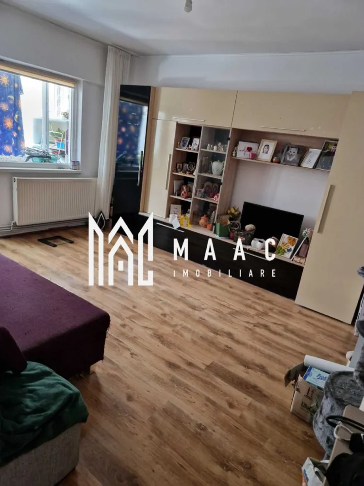 Apartament 4 camere | Ostroveni | 79.87 MPU | - MAAC Imobiliare vă propune spre vânzare un apartament decomandat cu 4 camere, situat în cartierul Ostroveni, zona A-uri, una dintre cele mai apreciate și bine conectate zone rezidențiale din Râmnicu Vâlcea. Proprietatea este amplasată la etajul 4 din 4 al unui bloc recent anvelopat, cu plafon complet reabilitat și izolat cu polistiren extrudat, oferind un confort termic ridicat și costuri eficiente de întreținere pe tot parcursul anului.

Apartamentul dispune de o suprafață utilă generoasă de 79,87 mp și beneficiază de o compartimentare practică, luminoasă și funcțională, fiind alegerea ideală pentru o familie care își dorește spațiu, liniște și acces rapid către toate punctele de interes importante din zonă. Poziționarea excelentă în zona A-uri din Ostroveni oferă acces facil către școli, grădinițe, magazine, piață, poștă, dispensar și mijloace de transport.

Compartimentarea proprietății este eficient organizată:
-Living spațios și luminos
-3 dormitoare confortabile
-Bucătărie generoasă
-2 băi
-Hol mare
-Debara
-Balcon închis

Caracteristici și dotări:
-Apartament decomandat cu 4 camere
-Suprafață utilă de 79,87 mp
-Etaj 4 din 4
-Bloc recent anvelopat
-Plafon reabilitat și izolat cu extrudat
-Centrală termică proprie
-Aer condiționat
-Balcon închis
-Spații bine optimizate
-Confort termic ridicat
-Zonă liniștită și bine conectată

Unul dintre principalele avantaje ale acestui apartament este amplasarea excelentă în imediata apropiere a Școlii Gimnaziale „Anton Pann”, fiind ideal pentru familiile cu copii. În plus, accesul rapid către magazine, piață și mijloace de transport contribuie la un stil de viață confortabil și practic.

Pentru mai multe informații și programarea unei vizionări, echipa MAAC Imobiliare vă stă cu drag la dispoziție. Vă rugăm să specificați CP3084477 la telefon.