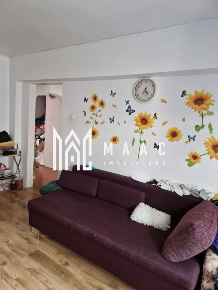 Apartament 4 camere | Ostroveni | 79.87 MPU | - MAAC Imobiliare vă propune spre vânzare un apartament decomandat cu 4 camere, situat în cartierul Ostroveni, zona A-uri, una dintre cele mai apreciate și bine conectate zone rezidențiale din Râmnicu Vâlcea. Proprietatea este amplasată la etajul 4 din 4 al unui bloc recent anvelopat, cu plafon complet reabilitat și izolat cu polistiren extrudat, oferind un confort termic ridicat și costuri eficiente de întreținere pe tot parcursul anului.

Apartamentul dispune de o suprafață utilă generoasă de 79,87 mp și beneficiază de o compartimentare practică, luminoasă și funcțională, fiind alegerea ideală pentru o familie care își dorește spațiu, liniște și acces rapid către toate punctele de interes importante din zonă. Poziționarea excelentă în zona A-uri din Ostroveni oferă acces facil către școli, grădinițe, magazine, piață, poștă, dispensar și mijloace de transport.

Compartimentarea proprietății este eficient organizată:
-Living spațios și luminos
-3 dormitoare confortabile
-Bucătărie generoasă
-2 băi
-Hol mare
-Debara
-Balcon închis

Caracteristici și dotări:
-Apartament decomandat cu 4 camere
-Suprafață utilă de 79,87 mp
-Etaj 4 din 4
-Bloc recent anvelopat
-Plafon reabilitat și izolat cu extrudat
-Centrală termică proprie
-Aer condiționat
-Balcon închis
-Spații bine optimizate
-Confort termic ridicat
-Zonă liniștită și bine conectată

Unul dintre principalele avantaje ale acestui apartament este amplasarea excelentă în imediata apropiere a Școlii Gimnaziale „Anton Pann”, fiind ideal pentru familiile cu copii. În plus, accesul rapid către magazine, piață și mijloace de transport contribuie la un stil de viață confortabil și practic.

Pentru mai multe informații și programarea unei vizionări, echipa MAAC Imobiliare vă stă cu drag la dispoziție. Vă rugăm să specificați CP3084477 la telefon.