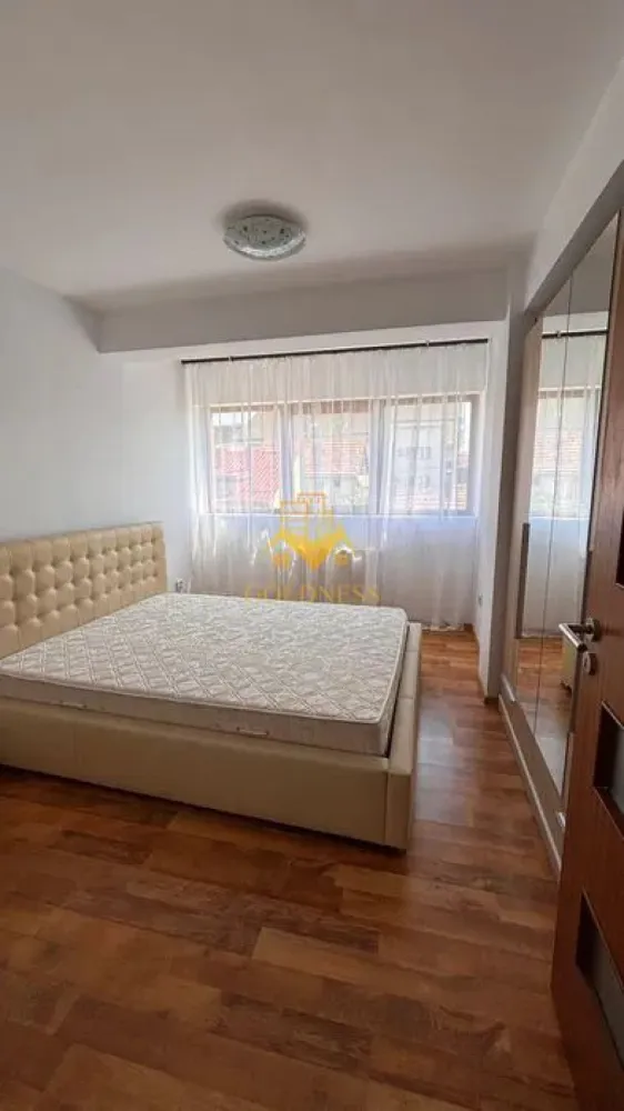 2 camere decomandate, Iulius Mall, FSEGA, Modern, Oltului,Aucan, Mol. - GOLDNESS Imobiliare vă propune spre închiriere un apartament cu 2 camere complet mobilat și utilat, la etajul 1 într-un imobil de 3 etaje, în Cartierul Intre lacuri.
Posibilitate de parcare in zona la liber!
Se află în apropierea stațiilor de transport în comun, magazine, restaurante, spații verzi, farmacii, etc. 

Apartamentul este compartimentat astfel:
 - dormitor cu pat matrimonial, dressing, noptiere
 - living cu canapea extensibilă, loc de servit masa 
 - bucatarie complet utilată și mobilata
 - baie cu cada, calorifer port prosop și dulap pentru depozitare.
 - balcon 6 mp.

Imobilul este dotat cu toate cele necesare- centrală proprie, frigider, aragaz, hotă, mașină de spălat haine, etc. 

Dacă sunteți interesați de acest apartament și doriți să îl vizionați, dar și pentru alte oferte nu ezitați să ne contactați telefonic sau prin e-mail. Vă stăm la dispoziție!
Pentru intermediere se percepe un comision de 50% din prețul chiriei!