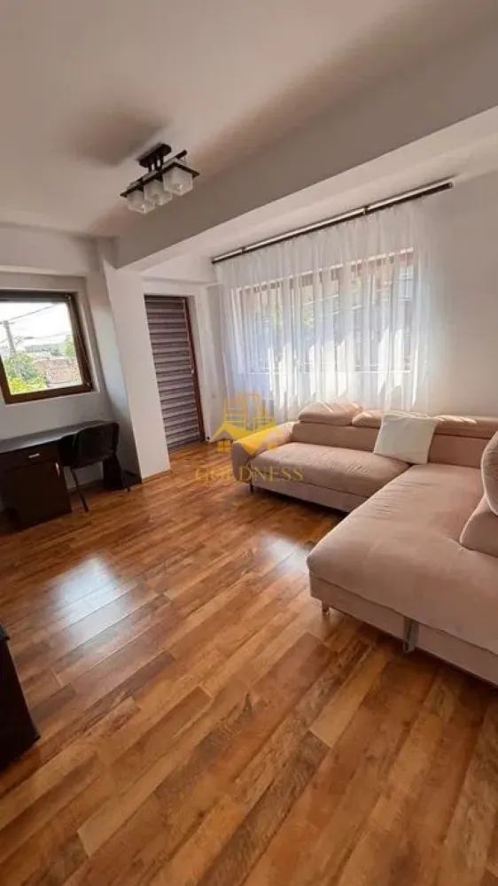 2 camere decomandate, Iulius Mall, FSEGA, Modern, Oltului,Aucan, Mol. - GOLDNESS Imobiliare vă propune spre închiriere un apartament cu 2 camere complet mobilat și utilat, la etajul 1 într-un imobil de 3 etaje, în Cartierul Intre lacuri.
Posibilitate de parcare in zona la liber!
Se află în apropierea stațiilor de transport în comun, magazine, restaurante, spații verzi, farmacii, etc. 

Apartamentul este compartimentat astfel:
 - dormitor cu pat matrimonial, dressing, noptiere
 - living cu canapea extensibilă, loc de servit masa 
 - bucatarie complet utilată și mobilata
 - baie cu cada, calorifer port prosop și dulap pentru depozitare.
 - balcon 6 mp.

Imobilul este dotat cu toate cele necesare- centrală proprie, frigider, aragaz, hotă, mașină de spălat haine, etc. 

Dacă sunteți interesați de acest apartament și doriți să îl vizionați, dar și pentru alte oferte nu ezitați să ne contactați telefonic sau prin e-mail. Vă stăm la dispoziție!
Pentru intermediere se percepe un comision de 50% din prețul chiriei!