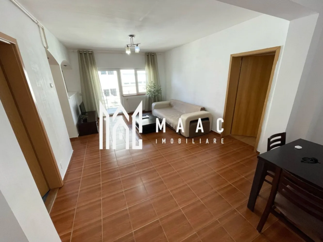 Apartament de închiriat I 4 camere I 96 mp utili I Strand II I etaj 2 - Apartament spațios de închiriat, Strand II, 4 camere, 96 mp, 2 balcoane – etaj 2
Închiriem un apartament generos și luminos, ideal pentru o familie sau persoane care își doresc spațiu și confort.

Suprafață utilă: 96 mp
Compartimentare:

3 dormitoare
Living open-space cu bucătărie
2 băi
2 balcoane (7 mp fiecare)
Etaj: 2
Cheltuieli mici în sezonul rece
Apartament foarte bine luminat natural
Nu se acceptă animale de companie

Locuința oferă intimitate, spațiu de relaxare și un ambient plăcut, fiind situată într-o zonă liniștită, dar cu acces facil către punctele de interes ale orașului.
Disponibil din 2 iunie.

Pentru mai multe detalii precizati telefonic ca ati vazut anuntul cu ID: CP3084871