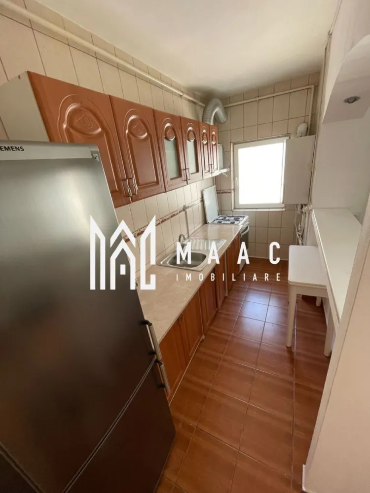 Apartament de închiriat I 4 camere I 96 mp utili I Strand II I etaj 2 - Apartament spațios de închiriat, Strand II, 4 camere, 96 mp, 2 balcoane – etaj 2
Închiriem un apartament generos și luminos, ideal pentru o familie sau persoane care își doresc spațiu și confort.

Suprafață utilă: 96 mp
Compartimentare:

3 dormitoare
Living open-space cu bucătărie
2 băi
2 balcoane (7 mp fiecare)
Etaj: 2
Cheltuieli mici în sezonul rece
Apartament foarte bine luminat natural
Nu se acceptă animale de companie

Locuința oferă intimitate, spațiu de relaxare și un ambient plăcut, fiind situată într-o zonă liniștită, dar cu acces facil către punctele de interes ale orașului.
Disponibil din 2 iunie.

Pentru mai multe detalii precizati telefonic ca ati vazut anuntul cu ID: CP3084871