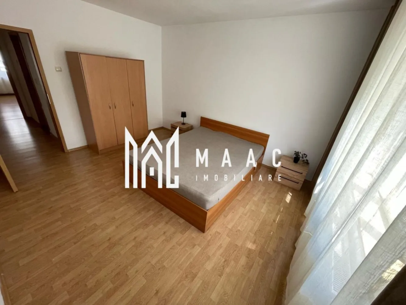 Apartament de închiriat I 4 camere I 96 mp utili I Strand II I etaj 2 - Apartament spațios de închiriat, Strand II, 4 camere, 96 mp, 2 balcoane – etaj 2
Închiriem un apartament generos și luminos, ideal pentru o familie sau persoane care își doresc spațiu și confort.

Suprafață utilă: 96 mp
Compartimentare:

3 dormitoare
Living open-space cu bucătărie
2 băi
2 balcoane (7 mp fiecare)
Etaj: 2
Cheltuieli mici în sezonul rece
Apartament foarte bine luminat natural
Nu se acceptă animale de companie

Locuința oferă intimitate, spațiu de relaxare și un ambient plăcut, fiind situată într-o zonă liniștită, dar cu acces facil către punctele de interes ale orașului.
Disponibil din 2 iunie.

Pentru mai multe detalii precizati telefonic ca ati vazut anuntul cu ID: CP3084871