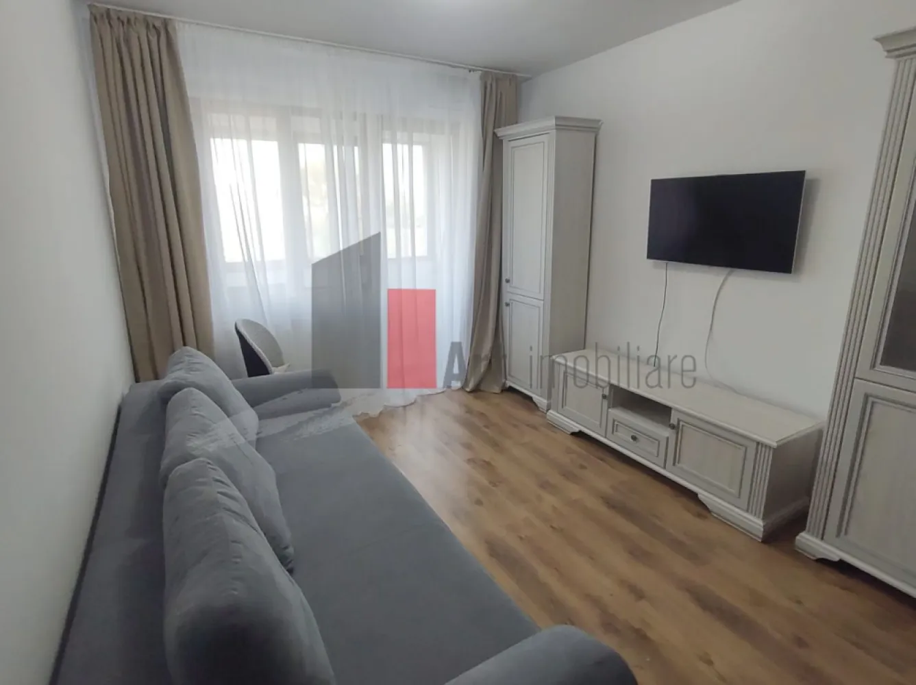 Prima închiriere apartament 2 camere cu centrală - Fizicienilor - Vă prezint spre închiriere un apartament de 2 camere, decomandat. Aflat la mezaninul unui imobil nou, construit în 2018, apartamentul are vedere spre curtea din spate, unde a fost amenajat un spațiu verde și o parcare.

Locuința este complet mobilată și utilată, fiind la prima închiriere. Este dotată cu centrală proprie, aparat de aer condiționat, frigider, mașină de spălat rufe. Balconul este închis.

Dacă se dorește închirierea locului de parcare, prețul acestuia este de 50 euro/lună.

Imobilul este izolat. Cheltuielile de întreținere sunt mici, apartamentul având contoare de gaz și de curent.

Stația de metrou Nicolae Grigorescu și Parcul IOR sunt la o plimbare de 5 minute pe jos. 
În zonă sunt școli, Liceul Dante Alighieri, Kaufland, Lidl, Penny, Senic Gross Market, Mallul Park Lake. Pe Bulevardul Nicolae Grigorescu sunt numeroase magazine, restaurante, bănci.

Se încheie contract la ANAF.

Pentru mai multe detalii și programarea unei vizionări, vă stau la dispoziție.