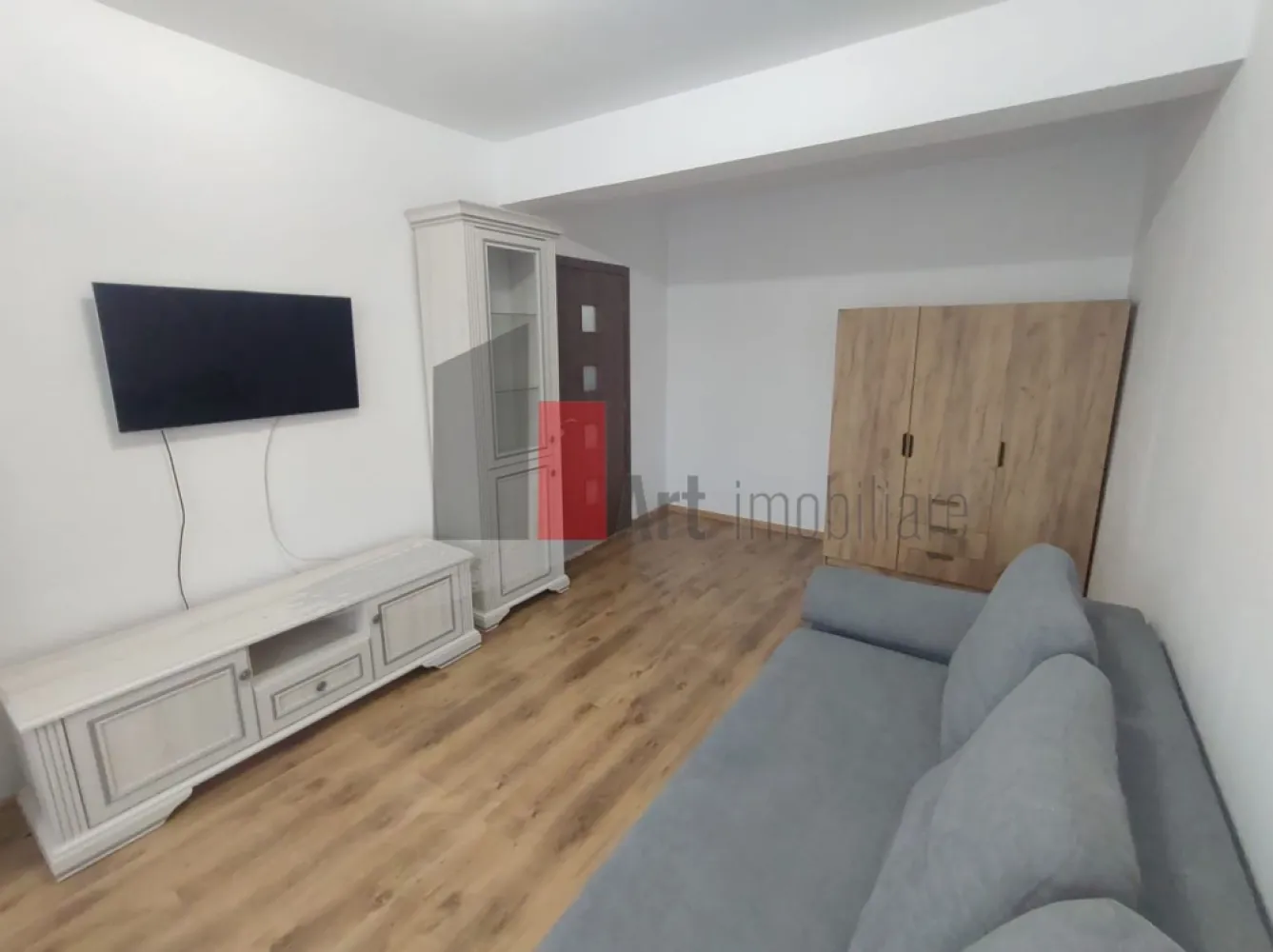 Prima închiriere apartament 2 camere cu centrală - Fizicienilor - Vă prezint spre închiriere un apartament de 2 camere, decomandat. Aflat la mezaninul unui imobil nou, construit în 2018, apartamentul are vedere spre curtea din spate, unde a fost amenajat un spațiu verde și o parcare.

Locuința este complet mobilată și utilată, fiind la prima închiriere. Este dotată cu centrală proprie, aparat de aer condiționat, frigider, mașină de spălat rufe. Balconul este închis.

Dacă se dorește închirierea locului de parcare, prețul acestuia este de 50 euro/lună.

Imobilul este izolat. Cheltuielile de întreținere sunt mici, apartamentul având contoare de gaz și de curent.

Stația de metrou Nicolae Grigorescu și Parcul IOR sunt la o plimbare de 5 minute pe jos. 
În zonă sunt școli, Liceul Dante Alighieri, Kaufland, Lidl, Penny, Senic Gross Market, Mallul Park Lake. Pe Bulevardul Nicolae Grigorescu sunt numeroase magazine, restaurante, bănci.

Se încheie contract la ANAF.

Pentru mai multe detalii și programarea unei vizionări, vă stau la dispoziție.