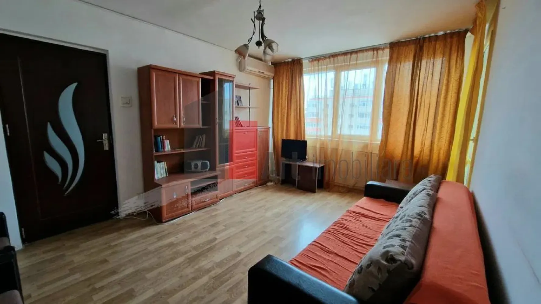 Vânzare apartament 2 camere Bd. Obregia - Fântâna Florilor - Vă propun spre vânzare un apartament spațios, luminos, semidecomandat de 2 camere. Situat la etajul 9/10, într-un bloc izolat, construit în 1972.
Apartamentul este semidecomandat, are o suprafață utilă de 46,5 mp, la care se adaugă balconul închis de 5,8mp, rezultând o suprafață utilă totală de 52,3 mp.
Bucătăria de 7,2 mp este mare, aproape pătrată. Baia are aerisire naturală, prin geam.
Au fost schimbate caloriferele, parchetul și ușile, iar pereții au fost curățați, retencuiți și zugrăviți.

Imobilul este amplasat la doar 5 minute de stația de metrou Piața Sudului și de centrul comercial Sun Plaza. În apropiere sunt Colegiul Onicescu și Școala 194. 

Proprietatea este potrivită atât pentru locuit, cât și pentru investiție. Toate actele sunt pregătite.
Se poate achiziționa prin credit.
La mică distanță sunt magazine, piață, mijloace de transport în comun.

Apartamentul reprezintă o oportunitate pentru cei care caută o investiție într-o zonă cu acces facil la metrou și puncte de interes importante.

Pentru mai multe detalii și programarea unei vizionări, vă stau la dispoziție.