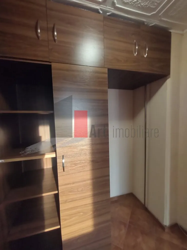 Vânzare apartament 3 camere cu centrală Bd. Obregia - Fântâna Florilor - Vă prezint sptre achiziție un apartament de 3 camere semidecomandat, situat aproape de Fântâna Florilor și la 15 minute de mers pe jos de stația de metrou Piața Sudului și Sun Plaza.
Locuința este contorizată la gaz, fiind dotată cu centrală proprie. Are 2 aparate de aer condiționat. De asemenea, a fost schimbată instalația sanitară.
Apartamentul are vedere pe față și pe spate, iar ușile de acces către cele 2 balcoane sunt din termopan.
Se asigură loc de parcare.

Imobilul este izolat termic și nu este inclus în nici o clasă de risc sau de urgență.

În apropiere sunt Colegiul Național Octav Onicescu, Școlile 194 și 108, Kaufland, precum și Piața Sudului.
Stațiile de transport în comun sunt în fața blocului: 72, 73, N105.

Pentru informații și programarea unei vizionări vă stau cu drag la dispoziție.