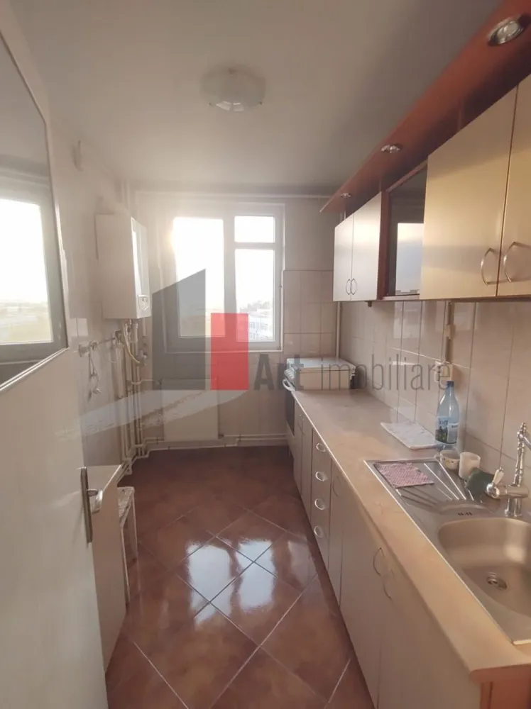 Vânzare apartament 3 camere cu centrală Bd. Obregia - Fântâna Florilor - Vă prezint sptre achiziție un apartament de 3 camere semidecomandat, situat aproape de Fântâna Florilor și la 15 minute de mers pe jos de stația de metrou Piața Sudului și Sun Plaza.
Locuința este contorizată la gaz, fiind dotată cu centrală proprie. Are 2 aparate de aer condiționat. De asemenea, a fost schimbată instalația sanitară.
Apartamentul are vedere pe față și pe spate, iar ușile de acces către cele 2 balcoane sunt din termopan.
Se asigură loc de parcare.

Imobilul este izolat termic și nu este inclus în nici o clasă de risc sau de urgență.

În apropiere sunt Colegiul Național Octav Onicescu, Școlile 194 și 108, Kaufland, precum și Piața Sudului.
Stațiile de transport în comun sunt în fața blocului: 72, 73, N105.

Pentru informații și programarea unei vizionări vă stau cu drag la dispoziție.