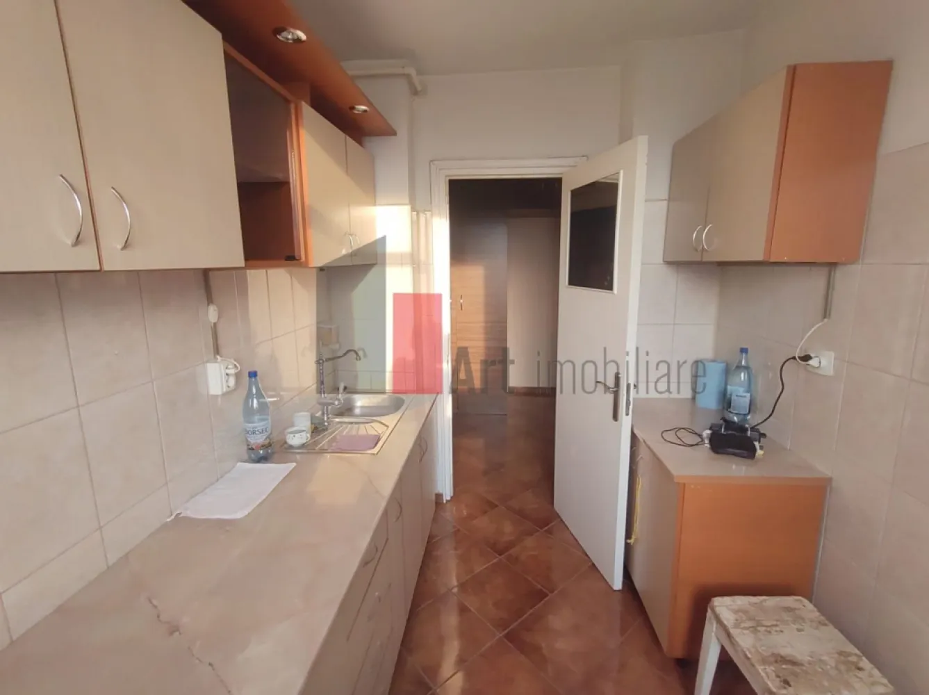 Vânzare apartament 3 camere cu centrală Bd. Obregia - Fântâna Florilor - Vă prezint sptre achiziție un apartament de 3 camere semidecomandat, situat aproape de Fântâna Florilor și la 15 minute de mers pe jos de stația de metrou Piața Sudului și Sun Plaza.
Locuința este contorizată la gaz, fiind dotată cu centrală proprie. Are 2 aparate de aer condiționat. De asemenea, a fost schimbată instalația sanitară.
Apartamentul are vedere pe față și pe spate, iar ușile de acces către cele 2 balcoane sunt din termopan.
Se asigură loc de parcare.

Imobilul este izolat termic și nu este inclus în nici o clasă de risc sau de urgență.

În apropiere sunt Colegiul Național Octav Onicescu, Școlile 194 și 108, Kaufland, precum și Piața Sudului.
Stațiile de transport în comun sunt în fața blocului: 72, 73, N105.

Pentru informații și programarea unei vizionări vă stau cu drag la dispoziție.