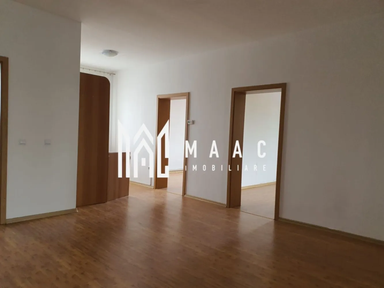 Apartament la vilă tip duplex | 100 mp utili | 4 camere | - MAAC Imobiliare vă propune spre închiriere un apartament spațios situat într-o vilă de tip duplex, ideal atât pentru locuit, cât și pentru activități de birou.

 Detalii proprietate
Suprafață utilă: 100 mp
4 camere
Acces auto
Curte comună

 Compartimentare
Living cu bucătărie open-space
2 dormitoare
1 birou
Baie
Hol

 Avantaje
Spațiu generos și luminos
Pretabil atât pentru locuință, cât și pentru birouri
Acces auto în curte
Zonă liniștită

Pet friendly - talie mica/medie

📞 Contactează-ne pentru mai multe detalii sau pentru a programa o vizionare, menționează CP3084742!