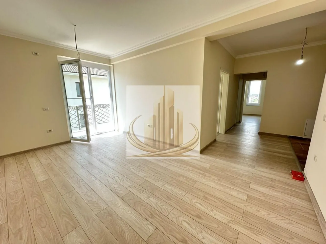 2 Cam, Bucătărie Închisă | Bloc Nou | Giroc–Zona Hotel IQ | Investitie - Grand Mobilis Imobiliare vă propune spre vânzare un apartament deosebit cu 2 camere, având o suprafață utilă de 54 mp, situat în Giroc, într-un ansamblu rezidențial modern construit în anul 2022, într-o zonă liniștită, dar excelent conectată cu orașul.

Proprietatea se remarcă prin amenajarea realizată cu mult bun gust, atenția la detalii și materialele premium folosite, fiind ideală pentru persoanele care își doresc confort, calitate și o locuință gata de mutare.

📐 Detalii proprietate:
Apartament cu 2 camere
Etaj: 3 din 3
Bloc nou – construcție 2022
Bloc cu acoperiș și pod
Loc de parcare înscris în CF
Acces în parcarea ansamblului prin barieră cu telecomandă

🏡 Compartimentare:
Living mare și luminos
Bucătărie închisă
Dormitor spațios
Baie
Hol
Balcon generos, cu acces atât din bucatarie, cât și living

🏢 Finisaje & dotări:
Încălzire în pardoseală prin centrală proprie
Costuri foarte reduse de întreținere datorită construcției eficiente energetic
Finisaje premium:
travertin pe pardoseală și pereți
tâmplărie Salamander 82 mm, 7 camere
geamuri tripan
Apartament amenajat modern, cu accent pe confort și calitate

👉 Ansamblul rezidențial este foarte frumos amenajat, cu spații verzi și plante ornamentale, oferind un ambient liniștit și plăcut.

📍 Locație – unul dintre marile avantaje:
Ansamblul este situat la asfalt
La doar câteva minute de zona Hotel IQ și centrul comercial din Giroc

În imediata apropiere:

Lidl, Mega Image și alte magazine
farmacii, brutării, sală de sport
restaurante și cafenele
facilități sportive:
terenuri de fotbal
terenuri de tenis
terenuri de volei pe nisip

👉 Zonă liniștită, dar foarte bine conectată:

acces rapid către Calea Girocului și Spitalul Județean
aproximativ 10 minute până la centura ocolitoare
aproximativ 10 minute până la Complexul Studențesc
💼 Potrivit pentru:

✔️ Cupluri sau familii care caută finisaje premium și confort superior într-o zonă liniștită
✔️ Studenți sau medici rezidenți, datorită proximității față de Complexul Studențesc și Spitalul Județean
✔️ Investiție excelentă, având în vedere randamentul ridicat de închiriere din zonă și poziționarea foarte bună

📞 Pentru mai multe informații și programarea unei vizionări, echipa Grand Mobilis Imobiliare vă stă la dispoziție!
ID Intern: CP3084819