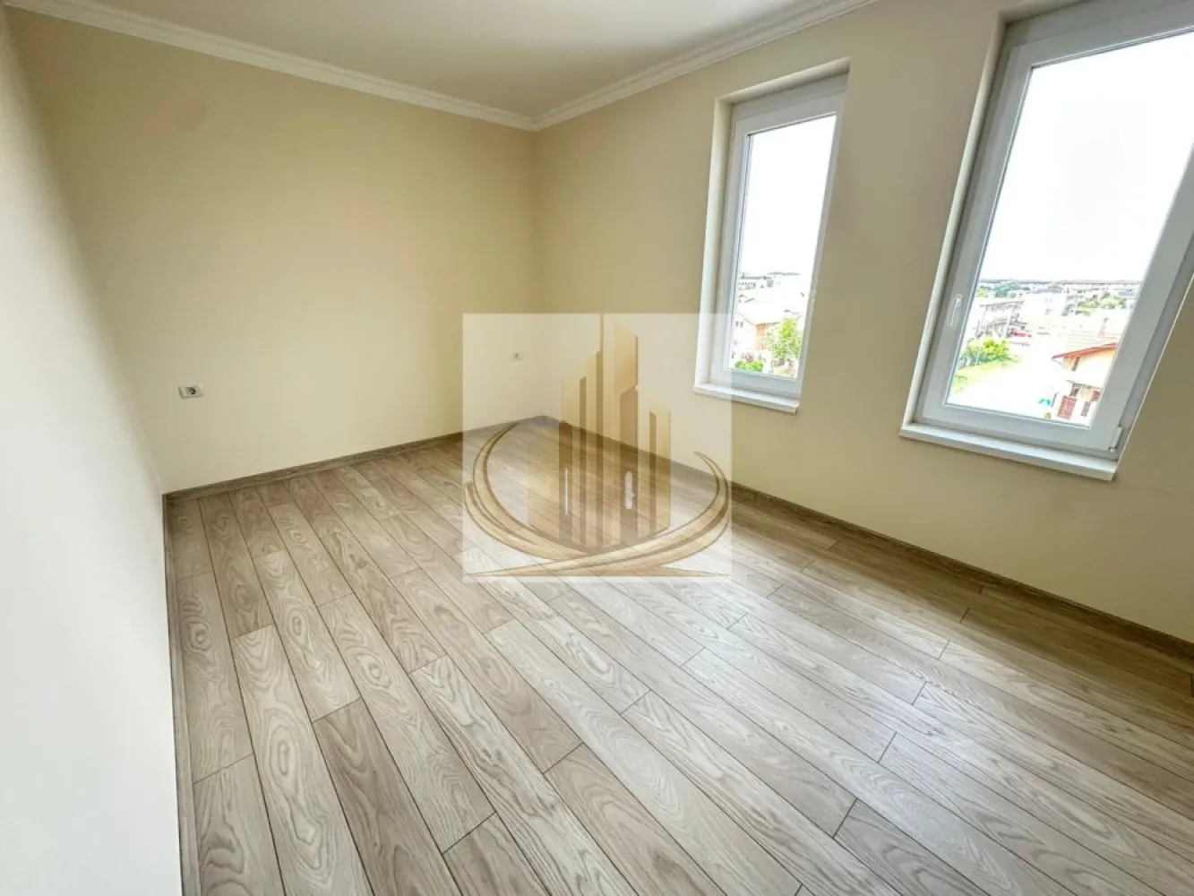 2 Cam, Bucătărie Închisă | Bloc Nou | Giroc–Zona Hotel IQ | Investitie - Grand Mobilis Imobiliare vă propune spre vânzare un apartament deosebit cu 2 camere, având o suprafață utilă de 54 mp, situat în Giroc, într-un ansamblu rezidențial modern construit în anul 2022, într-o zonă liniștită, dar excelent conectată cu orașul.

Proprietatea se remarcă prin amenajarea realizată cu mult bun gust, atenția la detalii și materialele premium folosite, fiind ideală pentru persoanele care își doresc confort, calitate și o locuință gata de mutare.

📐 Detalii proprietate:
Apartament cu 2 camere
Etaj: 3 din 3
Bloc nou – construcție 2022
Bloc cu acoperiș și pod
Loc de parcare înscris în CF
Acces în parcarea ansamblului prin barieră cu telecomandă

🏡 Compartimentare:
Living mare și luminos
Bucătărie închisă
Dormitor spațios
Baie
Hol
Balcon generos, cu acces atât din bucatarie, cât și living

🏢 Finisaje & dotări:
Încălzire în pardoseală prin centrală proprie
Costuri foarte reduse de întreținere datorită construcției eficiente energetic
Finisaje premium:
travertin pe pardoseală și pereți
tâmplărie Salamander 82 mm, 7 camere
geamuri tripan
Apartament amenajat modern, cu accent pe confort și calitate

👉 Ansamblul rezidențial este foarte frumos amenajat, cu spații verzi și plante ornamentale, oferind un ambient liniștit și plăcut.

📍 Locație – unul dintre marile avantaje:
Ansamblul este situat la asfalt
La doar câteva minute de zona Hotel IQ și centrul comercial din Giroc

În imediata apropiere:

Lidl, Mega Image și alte magazine
farmacii, brutării, sală de sport
restaurante și cafenele
facilități sportive:
terenuri de fotbal
terenuri de tenis
terenuri de volei pe nisip

👉 Zonă liniștită, dar foarte bine conectată:

acces rapid către Calea Girocului și Spitalul Județean
aproximativ 10 minute până la centura ocolitoare
aproximativ 10 minute până la Complexul Studențesc
💼 Potrivit pentru:

✔️ Cupluri sau familii care caută finisaje premium și confort superior într-o zonă liniștită
✔️ Studenți sau medici rezidenți, datorită proximității față de Complexul Studențesc și Spitalul Județean
✔️ Investiție excelentă, având în vedere randamentul ridicat de închiriere din zonă și poziționarea foarte bună

📞 Pentru mai multe informații și programarea unei vizionări, echipa Grand Mobilis Imobiliare vă stă la dispoziție!
ID Intern: CP3084819