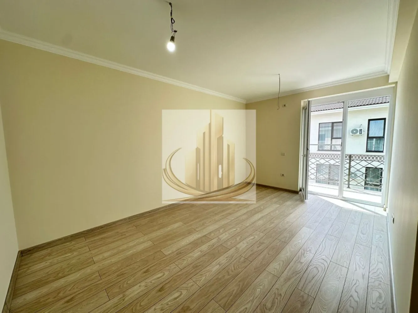2 Cam, Bucătărie Închisă | Bloc Nou | Giroc–Zona Hotel IQ | Investitie - Grand Mobilis Imobiliare vă propune spre vânzare un apartament deosebit cu 2 camere, având o suprafață utilă de 54 mp, situat în Giroc, într-un ansamblu rezidențial modern construit în anul 2022, într-o zonă liniștită, dar excelent conectată cu orașul.

Proprietatea se remarcă prin amenajarea realizată cu mult bun gust, atenția la detalii și materialele premium folosite, fiind ideală pentru persoanele care își doresc confort, calitate și o locuință gata de mutare.

📐 Detalii proprietate:
Apartament cu 2 camere
Etaj: 3 din 3
Bloc nou – construcție 2022
Bloc cu acoperiș și pod
Loc de parcare înscris în CF
Acces în parcarea ansamblului prin barieră cu telecomandă

🏡 Compartimentare:
Living mare și luminos
Bucătărie închisă
Dormitor spațios
Baie
Hol
Balcon generos, cu acces atât din bucatarie, cât și living

🏢 Finisaje & dotări:
Încălzire în pardoseală prin centrală proprie
Costuri foarte reduse de întreținere datorită construcției eficiente energetic
Finisaje premium:
travertin pe pardoseală și pereți
tâmplărie Salamander 82 mm, 7 camere
geamuri tripan
Apartament amenajat modern, cu accent pe confort și calitate

👉 Ansamblul rezidențial este foarte frumos amenajat, cu spații verzi și plante ornamentale, oferind un ambient liniștit și plăcut.

📍 Locație – unul dintre marile avantaje:
Ansamblul este situat la asfalt
La doar câteva minute de zona Hotel IQ și centrul comercial din Giroc

În imediata apropiere:

Lidl, Mega Image și alte magazine
farmacii, brutării, sală de sport
restaurante și cafenele
facilități sportive:
terenuri de fotbal
terenuri de tenis
terenuri de volei pe nisip

👉 Zonă liniștită, dar foarte bine conectată:

acces rapid către Calea Girocului și Spitalul Județean
aproximativ 10 minute până la centura ocolitoare
aproximativ 10 minute până la Complexul Studențesc
💼 Potrivit pentru:

✔️ Cupluri sau familii care caută finisaje premium și confort superior într-o zonă liniștită
✔️ Studenți sau medici rezidenți, datorită proximității față de Complexul Studențesc și Spitalul Județean
✔️ Investiție excelentă, având în vedere randamentul ridicat de închiriere din zonă și poziționarea foarte bună

📞 Pentru mai multe informații și programarea unei vizionări, echipa Grand Mobilis Imobiliare vă stă la dispoziție!
ID Intern: CP3084819