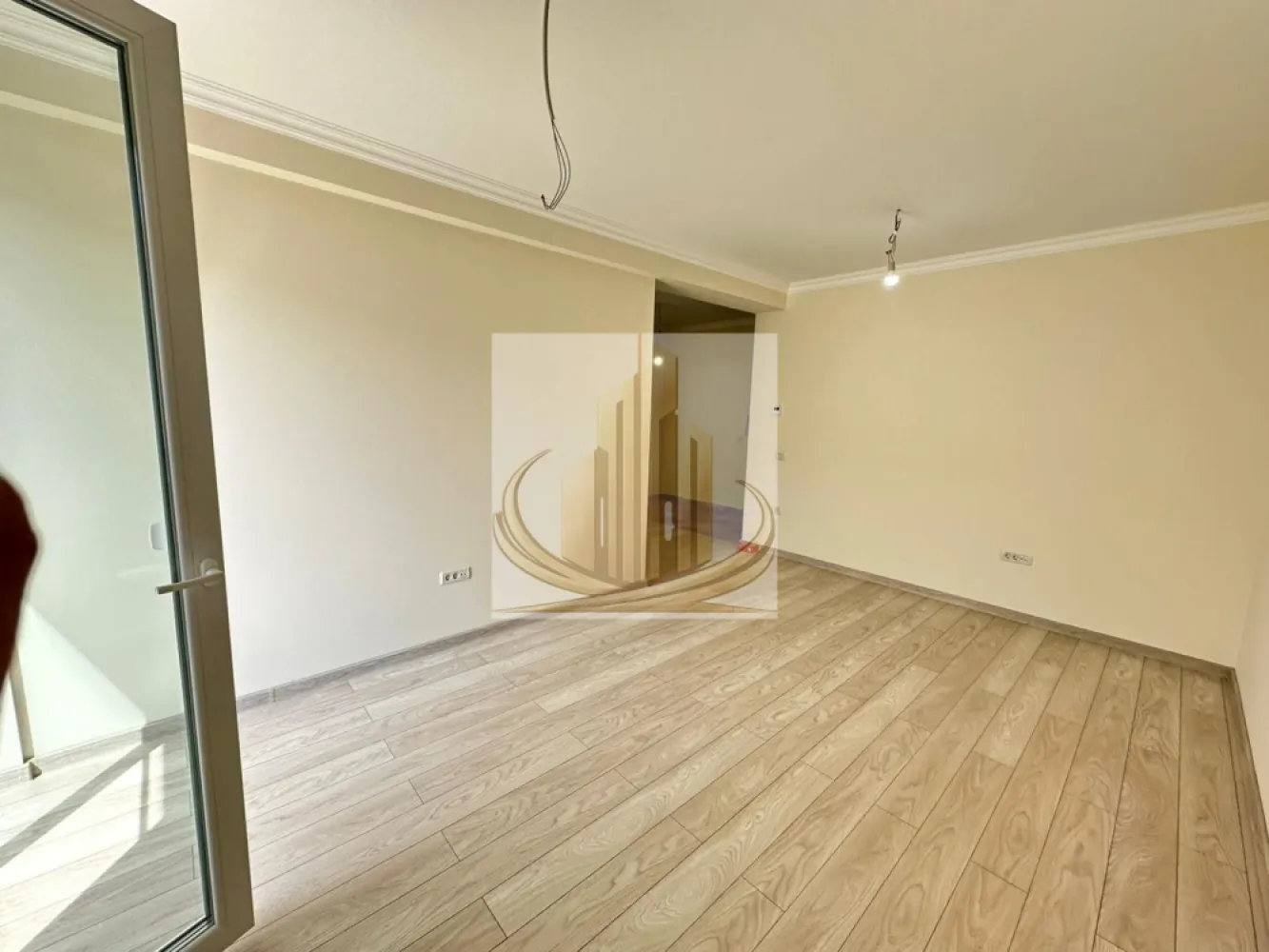 2 Cam, Bucătărie Închisă | Bloc Nou | Giroc–Zona Hotel IQ | Investitie - Grand Mobilis Imobiliare vă propune spre vânzare un apartament deosebit cu 2 camere, având o suprafață utilă de 54 mp, situat în Giroc, într-un ansamblu rezidențial modern construit în anul 2022, într-o zonă liniștită, dar excelent conectată cu orașul.

Proprietatea se remarcă prin amenajarea realizată cu mult bun gust, atenția la detalii și materialele premium folosite, fiind ideală pentru persoanele care își doresc confort, calitate și o locuință gata de mutare.

📐 Detalii proprietate:
Apartament cu 2 camere
Etaj: 3 din 3
Bloc nou – construcție 2022
Bloc cu acoperiș și pod
Loc de parcare înscris în CF
Acces în parcarea ansamblului prin barieră cu telecomandă

🏡 Compartimentare:
Living mare și luminos
Bucătărie închisă
Dormitor spațios
Baie
Hol
Balcon generos, cu acces atât din bucatarie, cât și living

🏢 Finisaje & dotări:
Încălzire în pardoseală prin centrală proprie
Costuri foarte reduse de întreținere datorită construcției eficiente energetic
Finisaje premium:
travertin pe pardoseală și pereți
tâmplărie Salamander 82 mm, 7 camere
geamuri tripan
Apartament amenajat modern, cu accent pe confort și calitate

👉 Ansamblul rezidențial este foarte frumos amenajat, cu spații verzi și plante ornamentale, oferind un ambient liniștit și plăcut.

📍 Locație – unul dintre marile avantaje:
Ansamblul este situat la asfalt
La doar câteva minute de zona Hotel IQ și centrul comercial din Giroc

În imediata apropiere:

Lidl, Mega Image și alte magazine
farmacii, brutării, sală de sport
restaurante și cafenele
facilități sportive:
terenuri de fotbal
terenuri de tenis
terenuri de volei pe nisip

👉 Zonă liniștită, dar foarte bine conectată:

acces rapid către Calea Girocului și Spitalul Județean
aproximativ 10 minute până la centura ocolitoare
aproximativ 10 minute până la Complexul Studențesc
💼 Potrivit pentru:

✔️ Cupluri sau familii care caută finisaje premium și confort superior într-o zonă liniștită
✔️ Studenți sau medici rezidenți, datorită proximității față de Complexul Studențesc și Spitalul Județean
✔️ Investiție excelentă, având în vedere randamentul ridicat de închiriere din zonă și poziționarea foarte bună

📞 Pentru mai multe informații și programarea unei vizionări, echipa Grand Mobilis Imobiliare vă stă la dispoziție!
ID Intern: CP3084819
